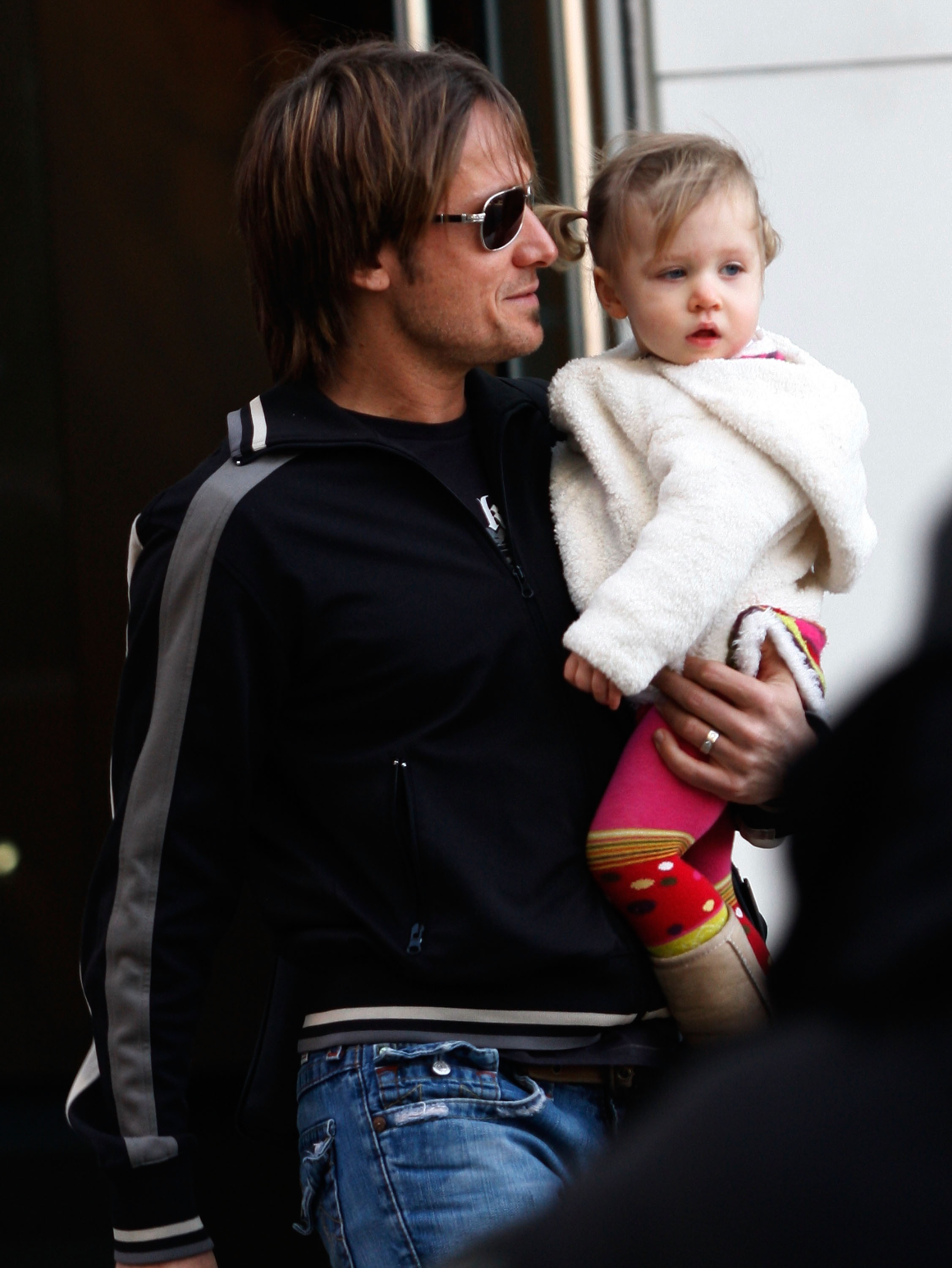 Keith Urban and his daughter, Sunday Rose Urban, are seen in Manhattan on November 17, 2009, in New York City. | Source: Getty Images