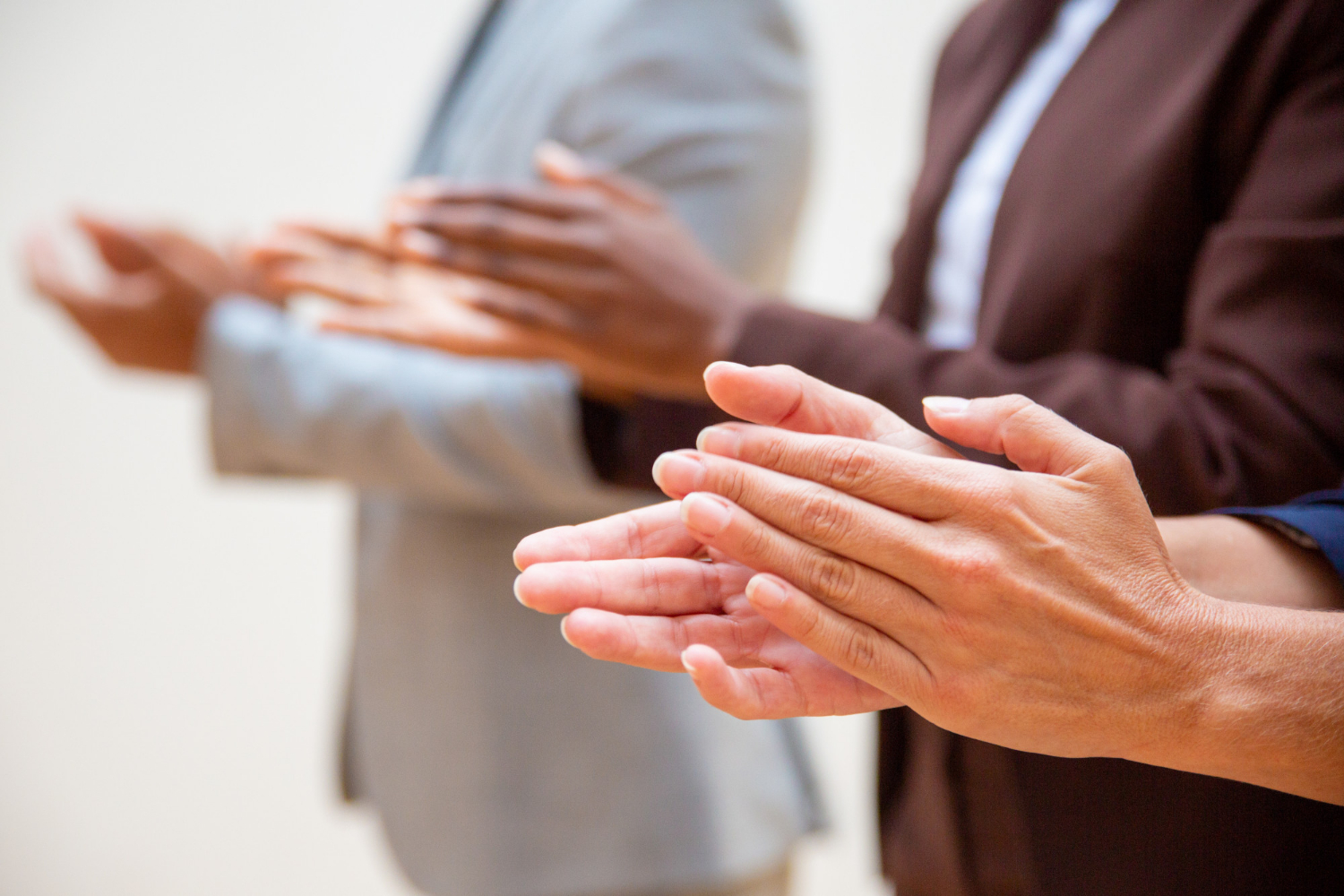 People clapping their hands | Source: Freepik