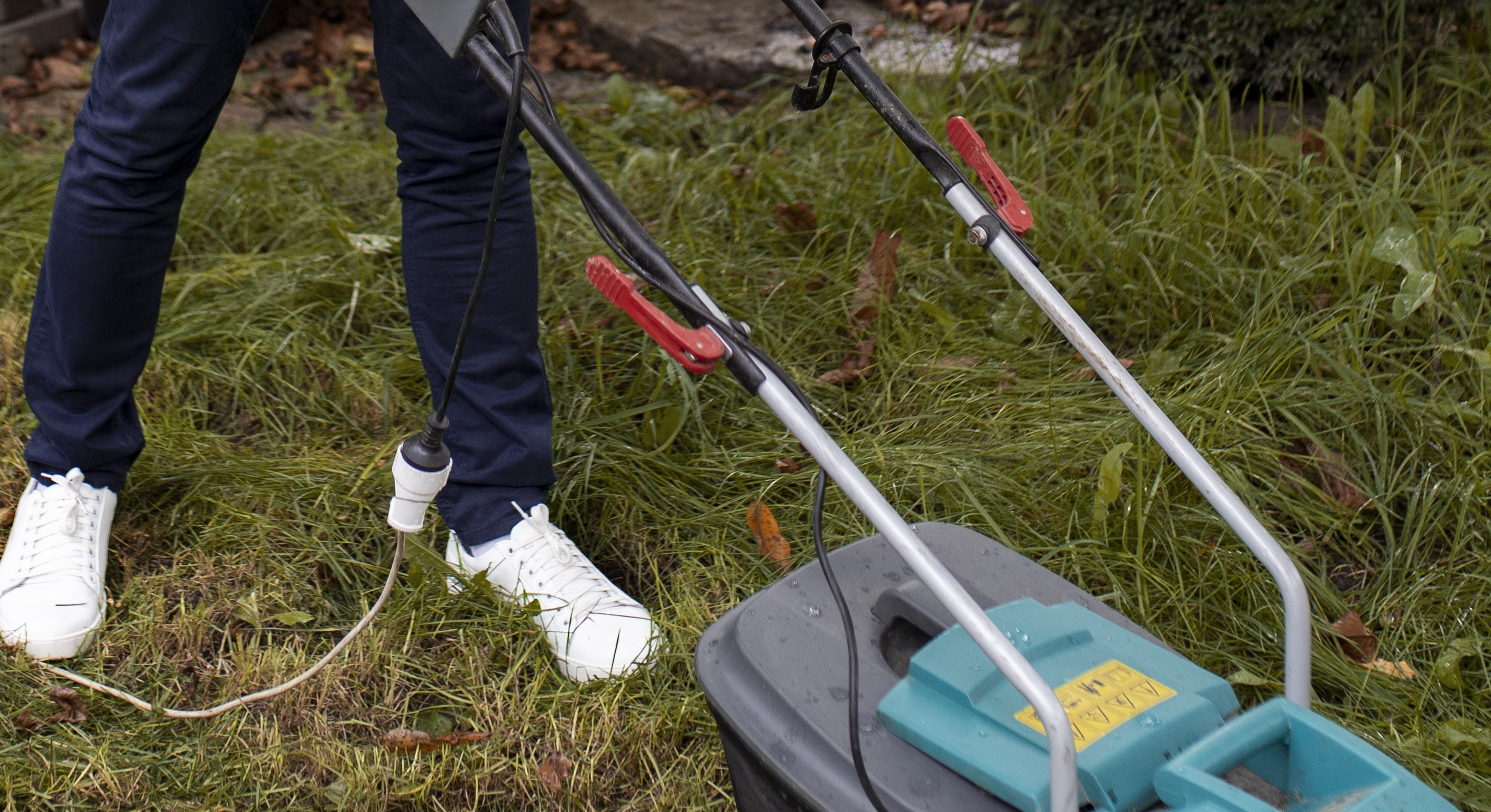 A person mowing a lawn | Source: Freepik