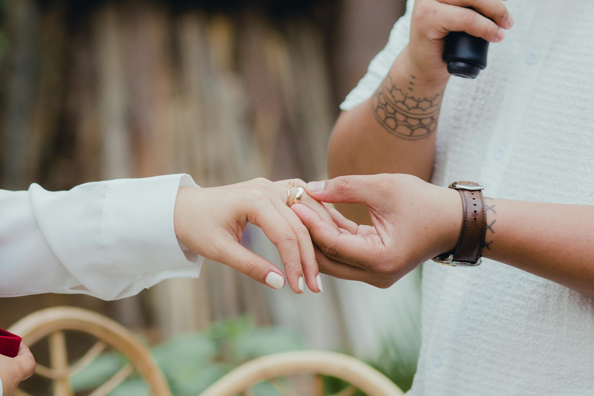 A man putting a ring on a woman's finger | Source: Pexels