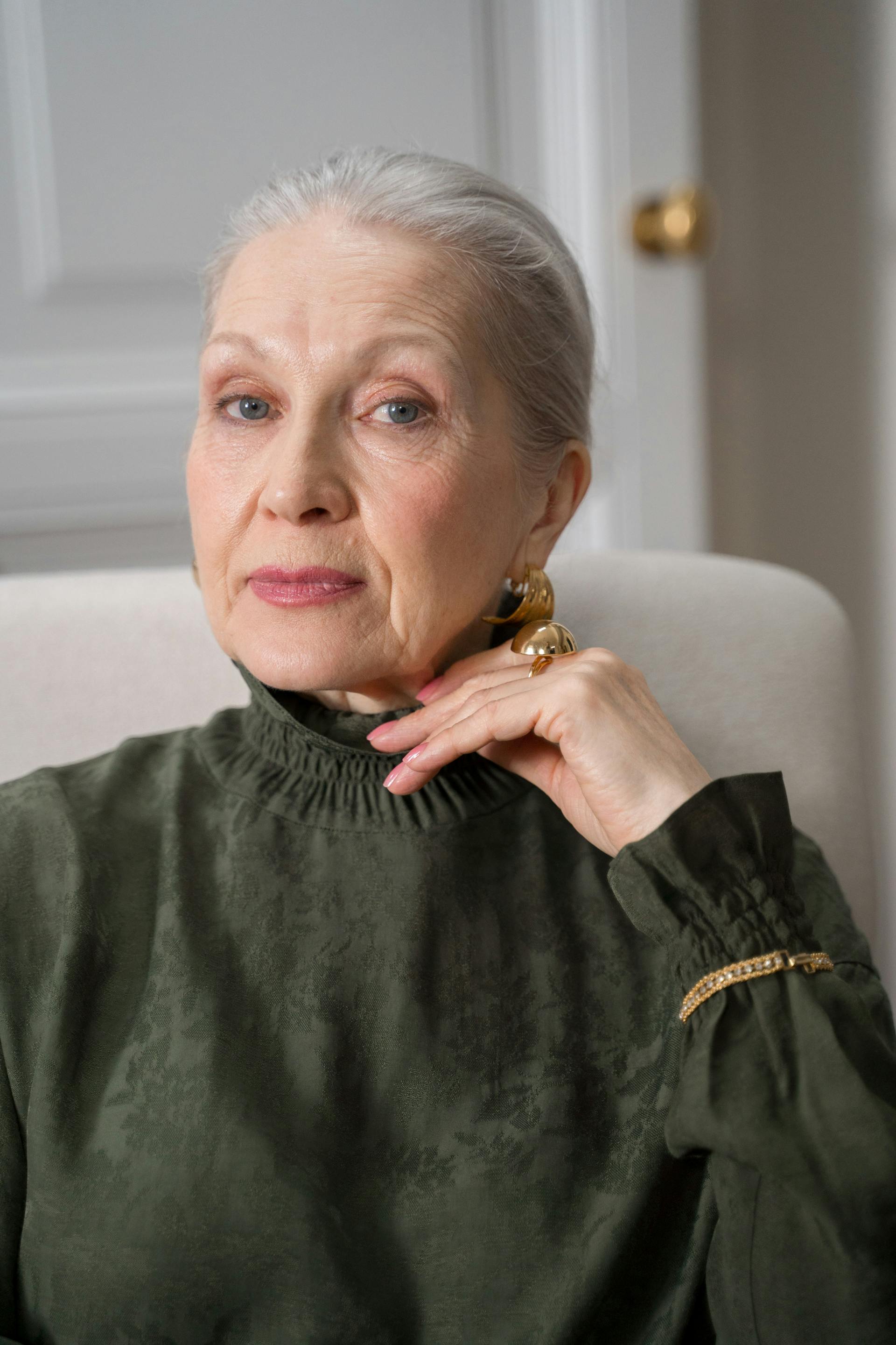 An elderly woman sitting in a chair | Source: Pexels