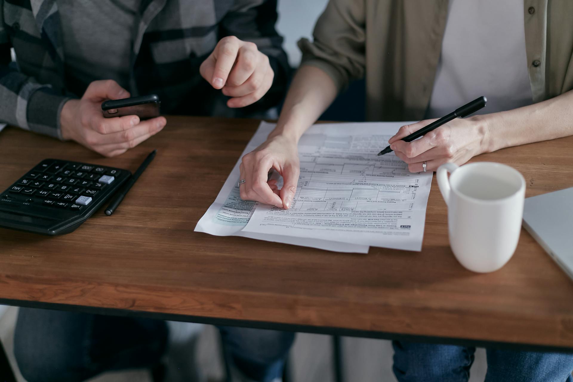 A couple budgeting together | Source: Pexels