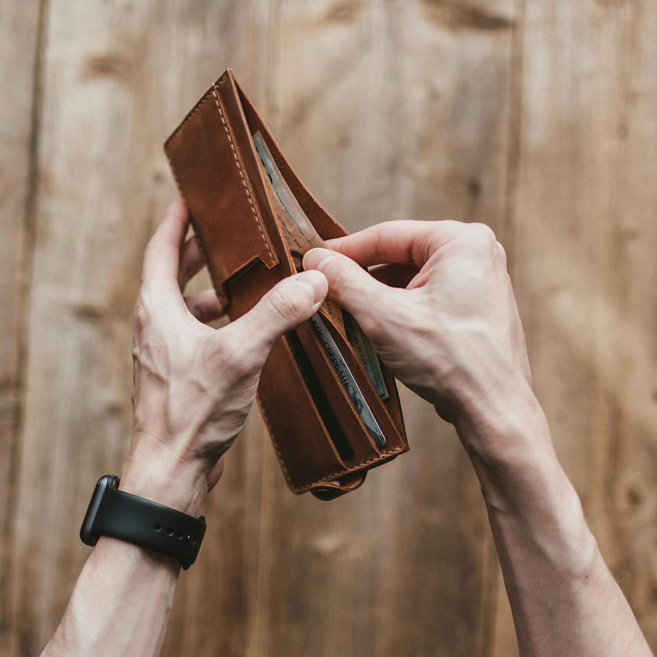 A man holding his wallet | Source: Pexels