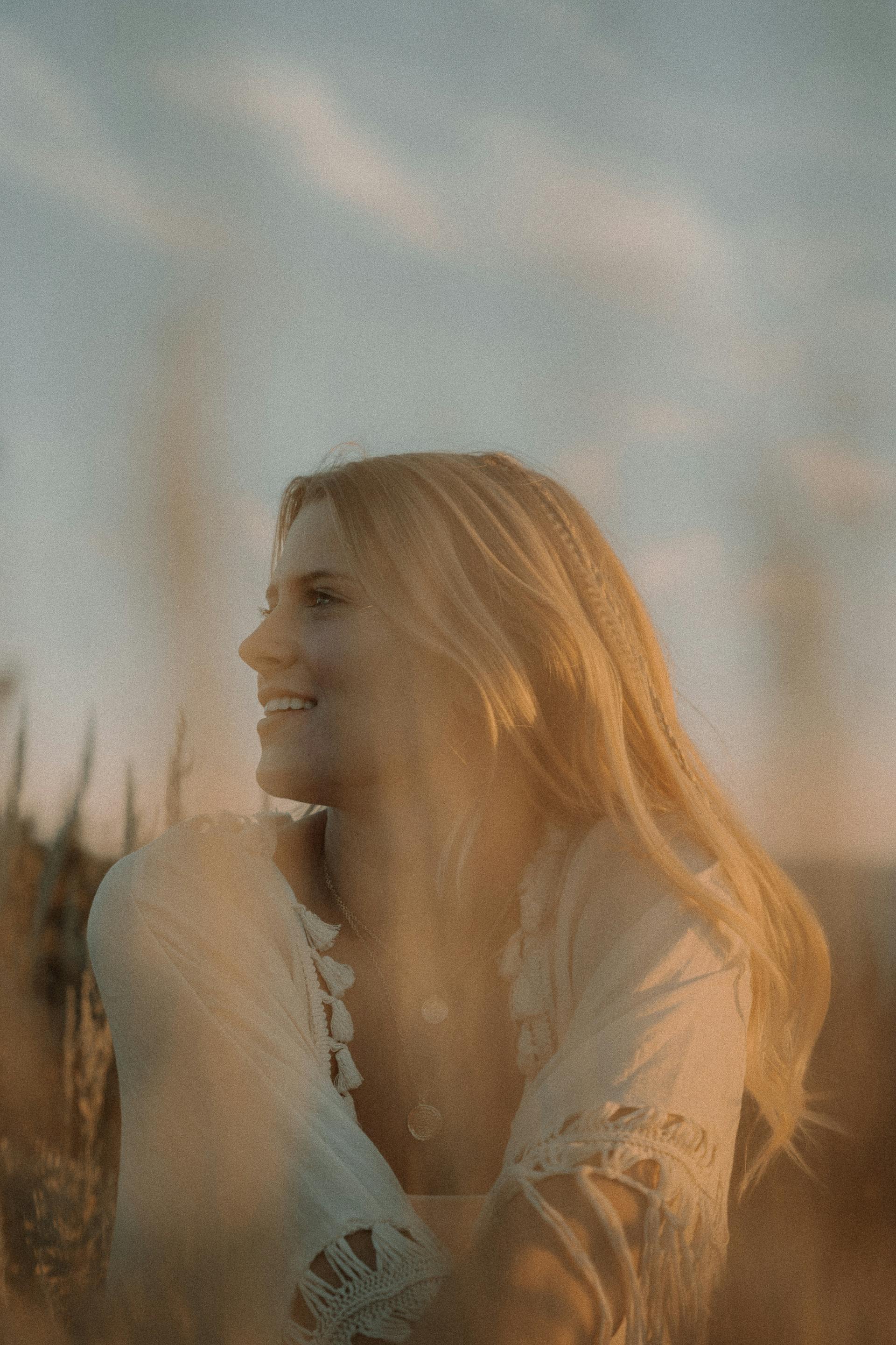 A happy woman sitting outdoors | Source: Pexels