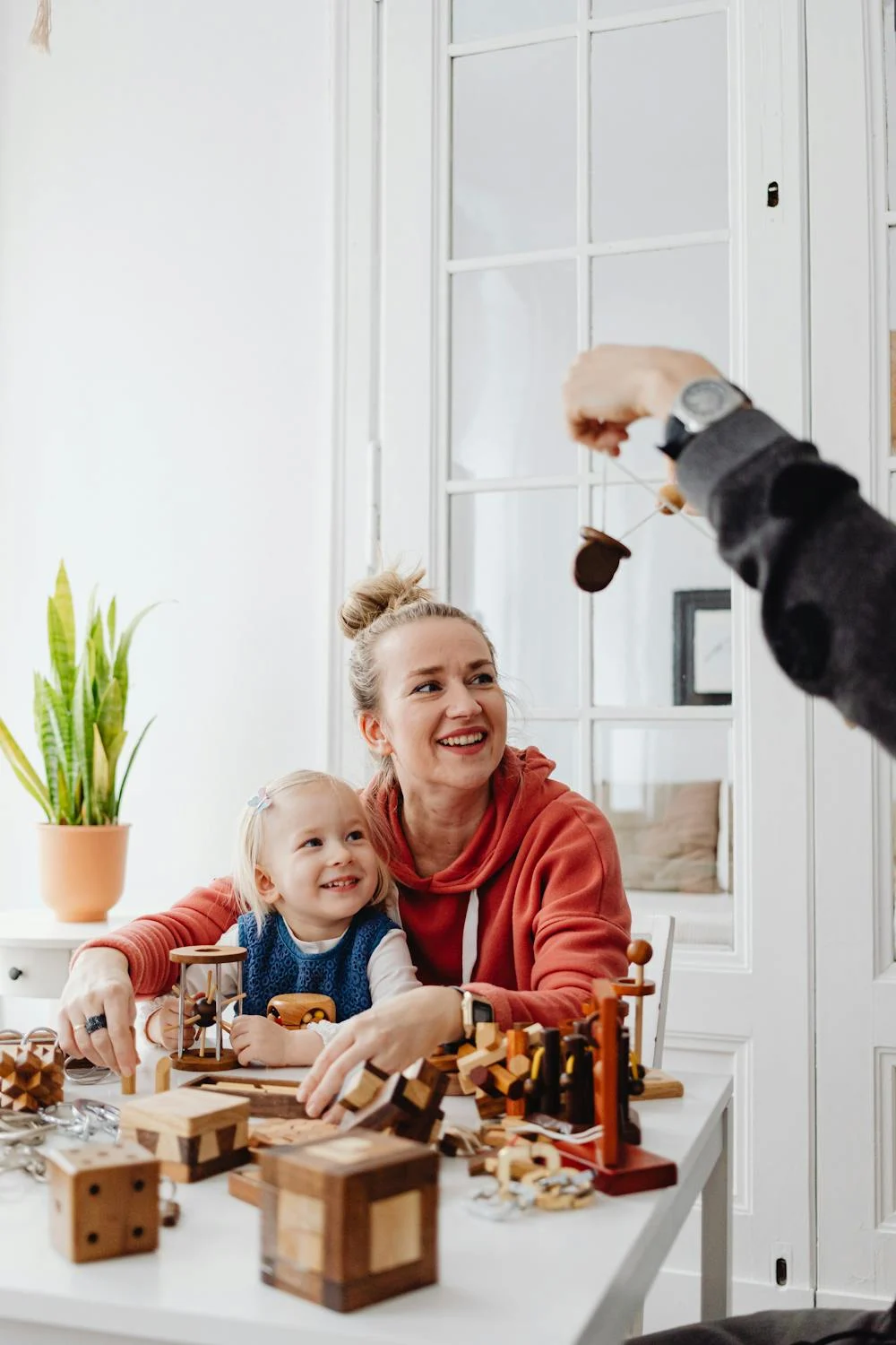 A woman with a toddler | Source: Pexels