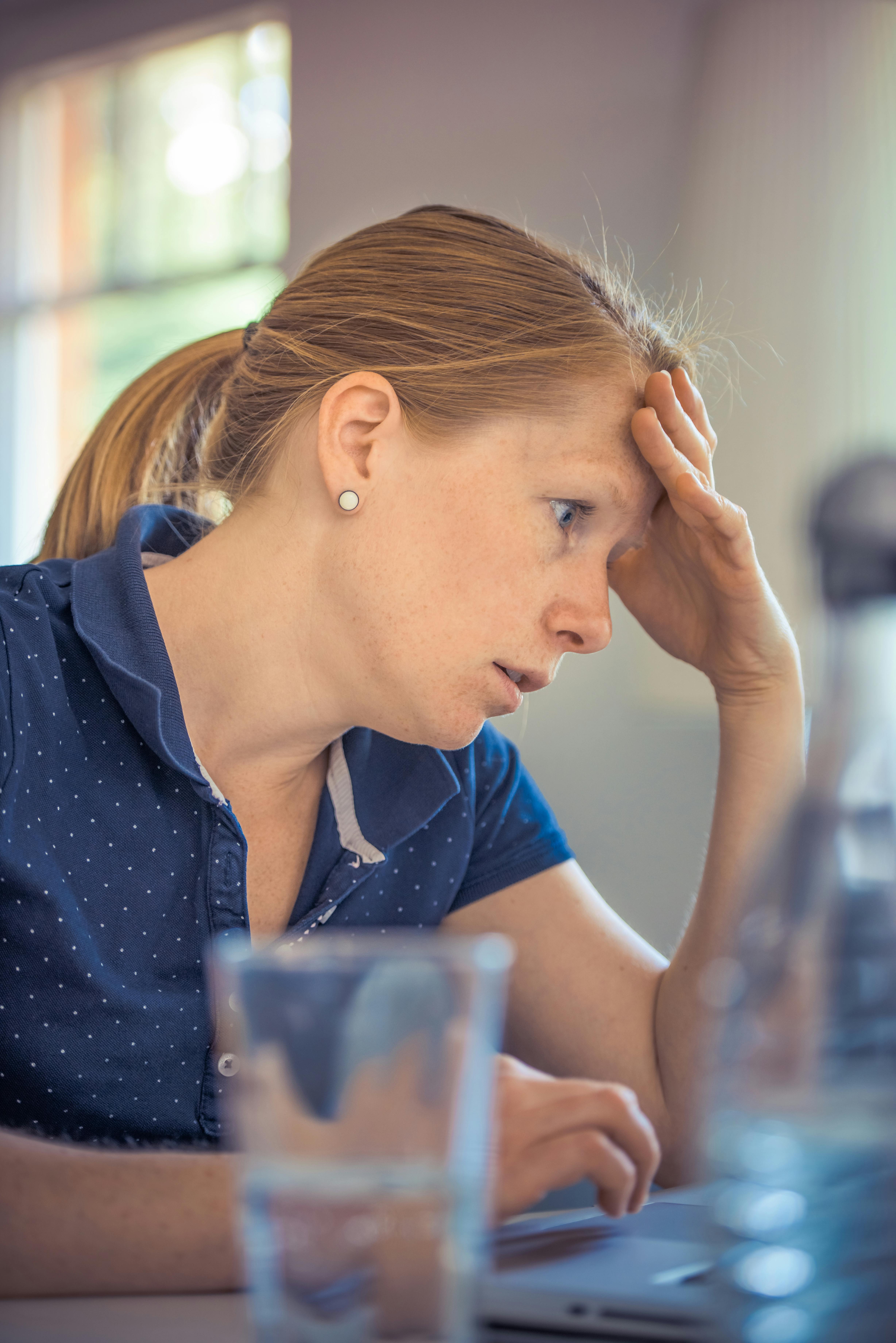 A tired woman looking at her laptop | Source: Pexels