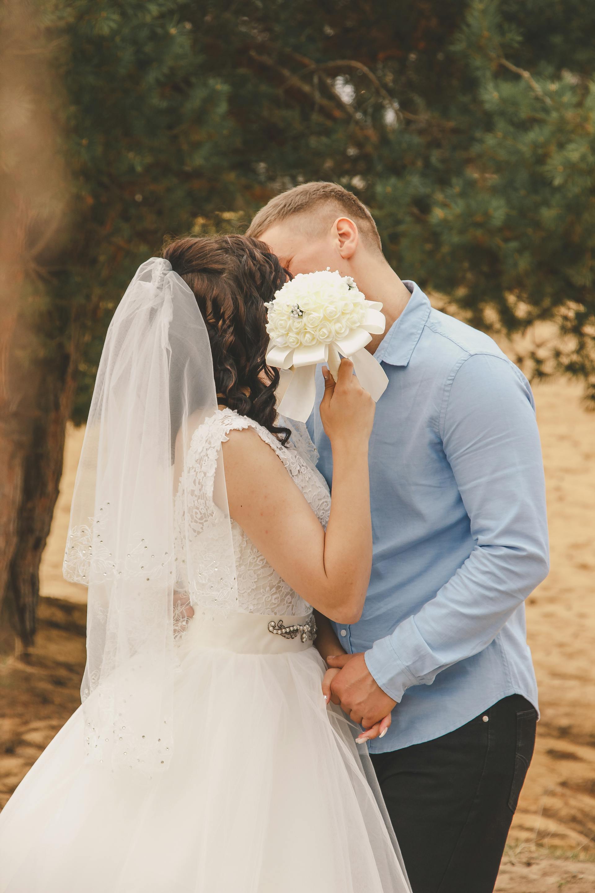 A bride and groom kissing | Source: Pexels