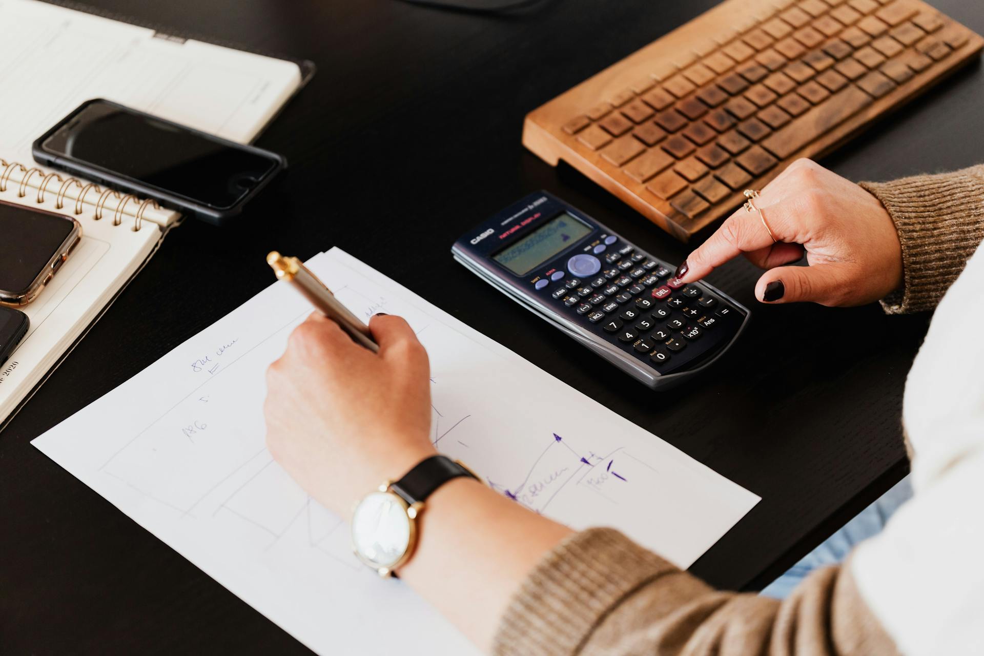 A woman writing | Source: Pexels