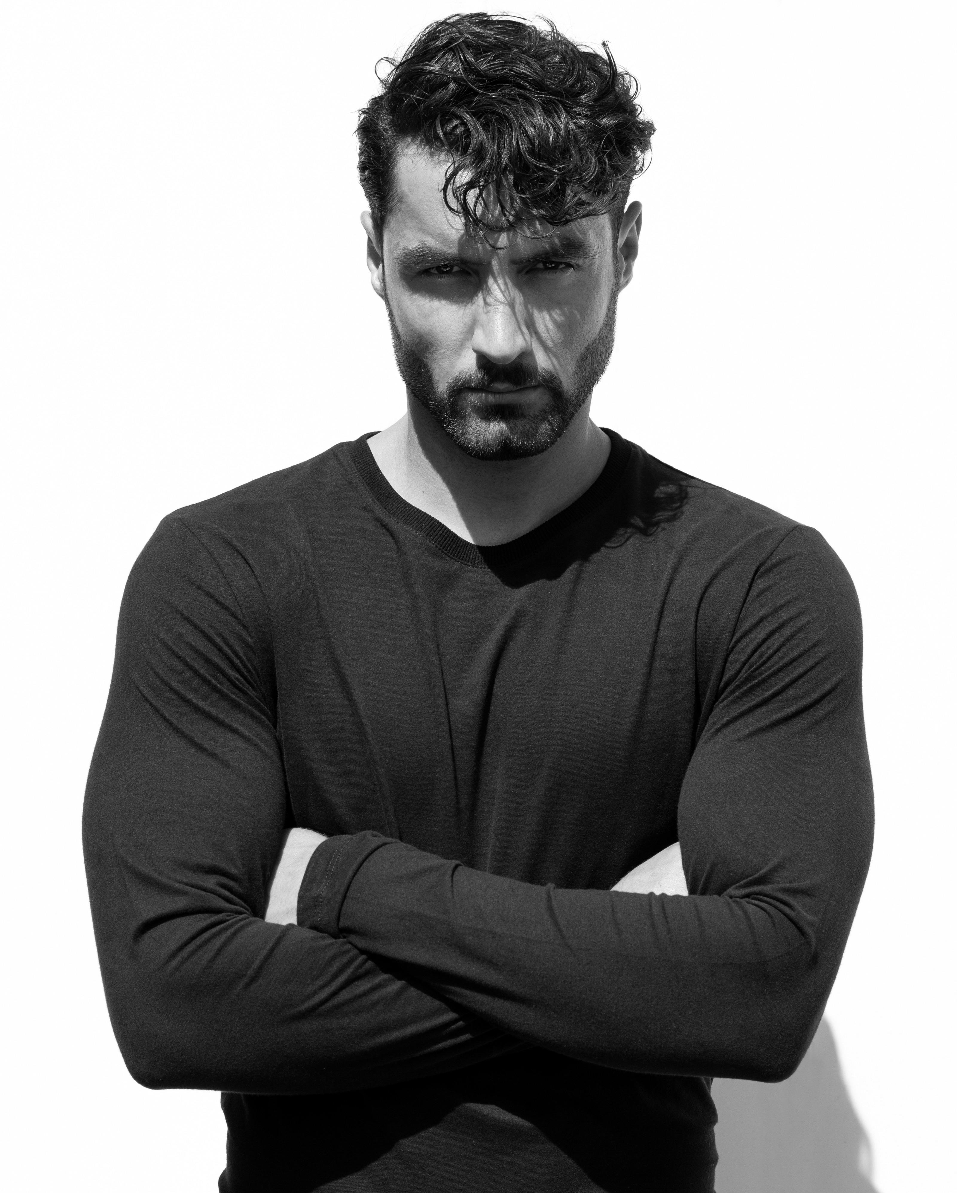 A serious man with his arms folded | Source: Pexels