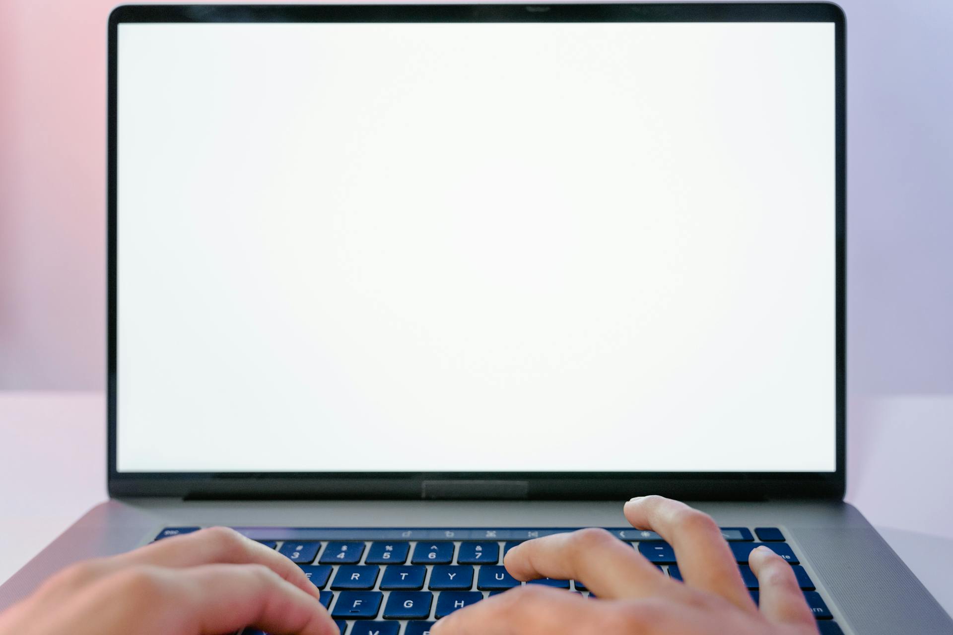 A man typing on a laptop | Source: Pexels