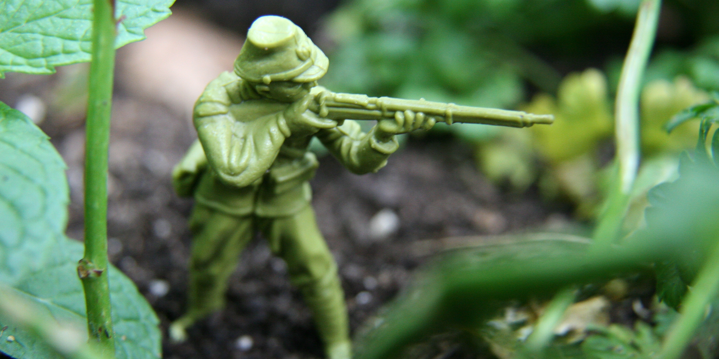 A green plastic toy soldier | Source: Flickr.com/puuikibeach/CC BY 2.0