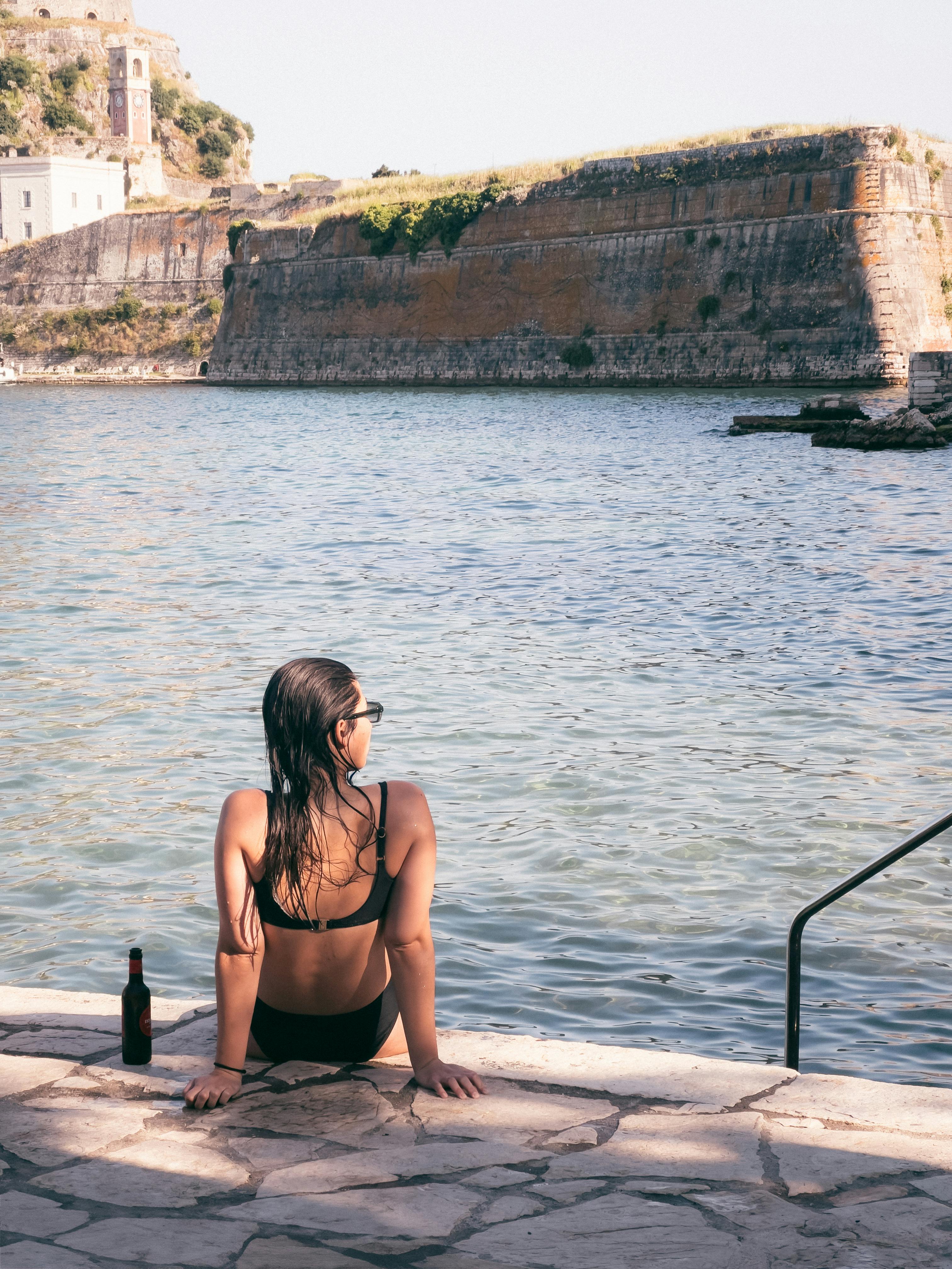 Woman relaxing on a sunny day | Source: Pexels