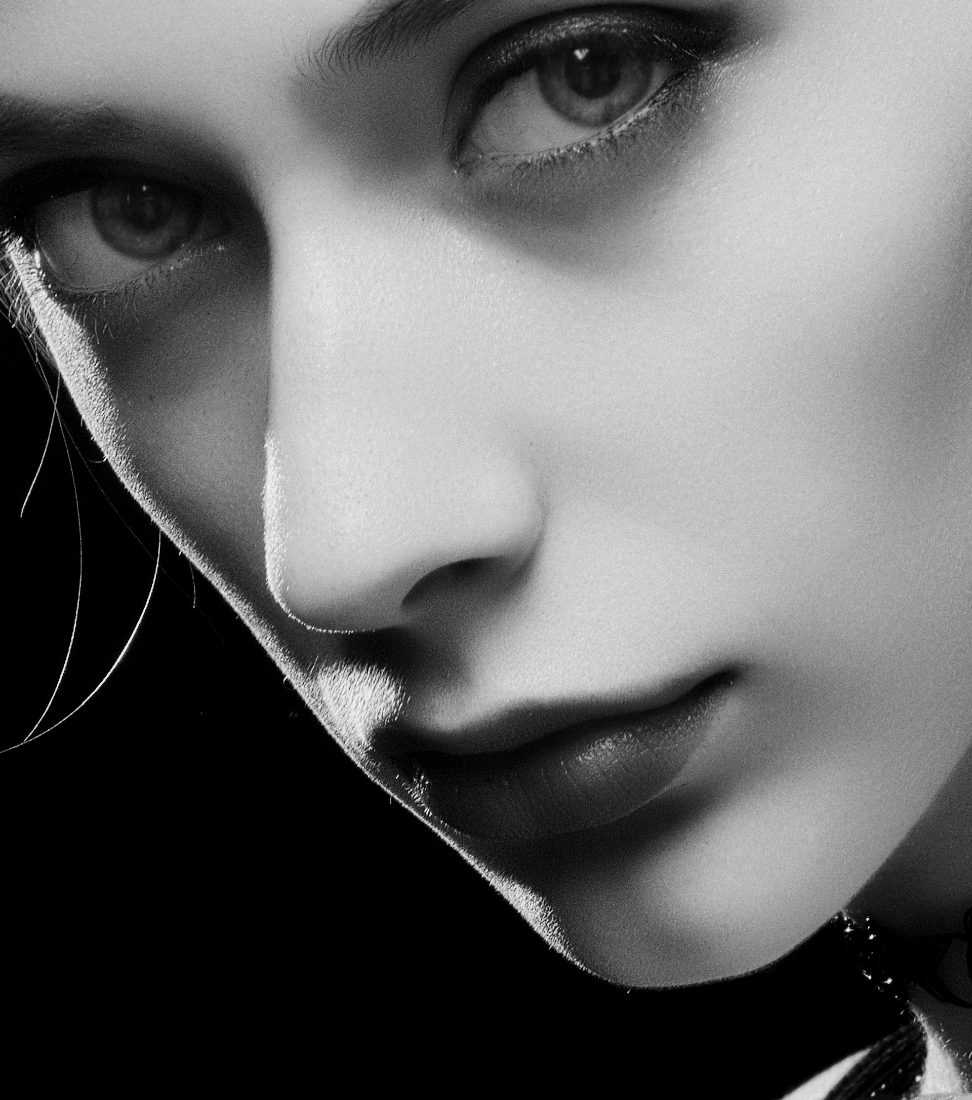 A woman staring at someone | Source: Pexels