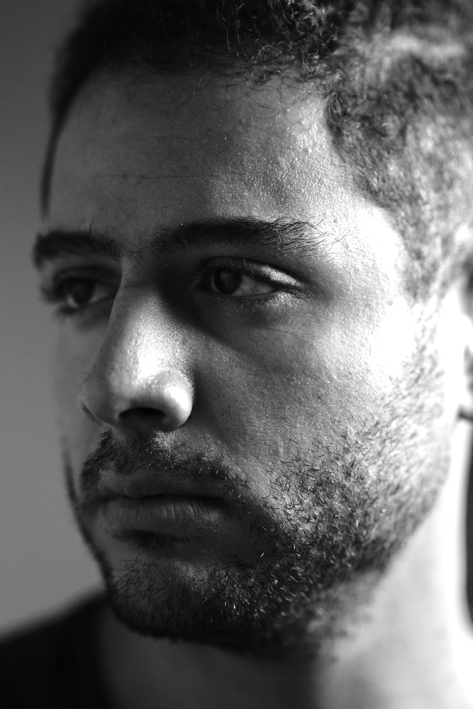 A solemn man staring at someone | Source: Pexels