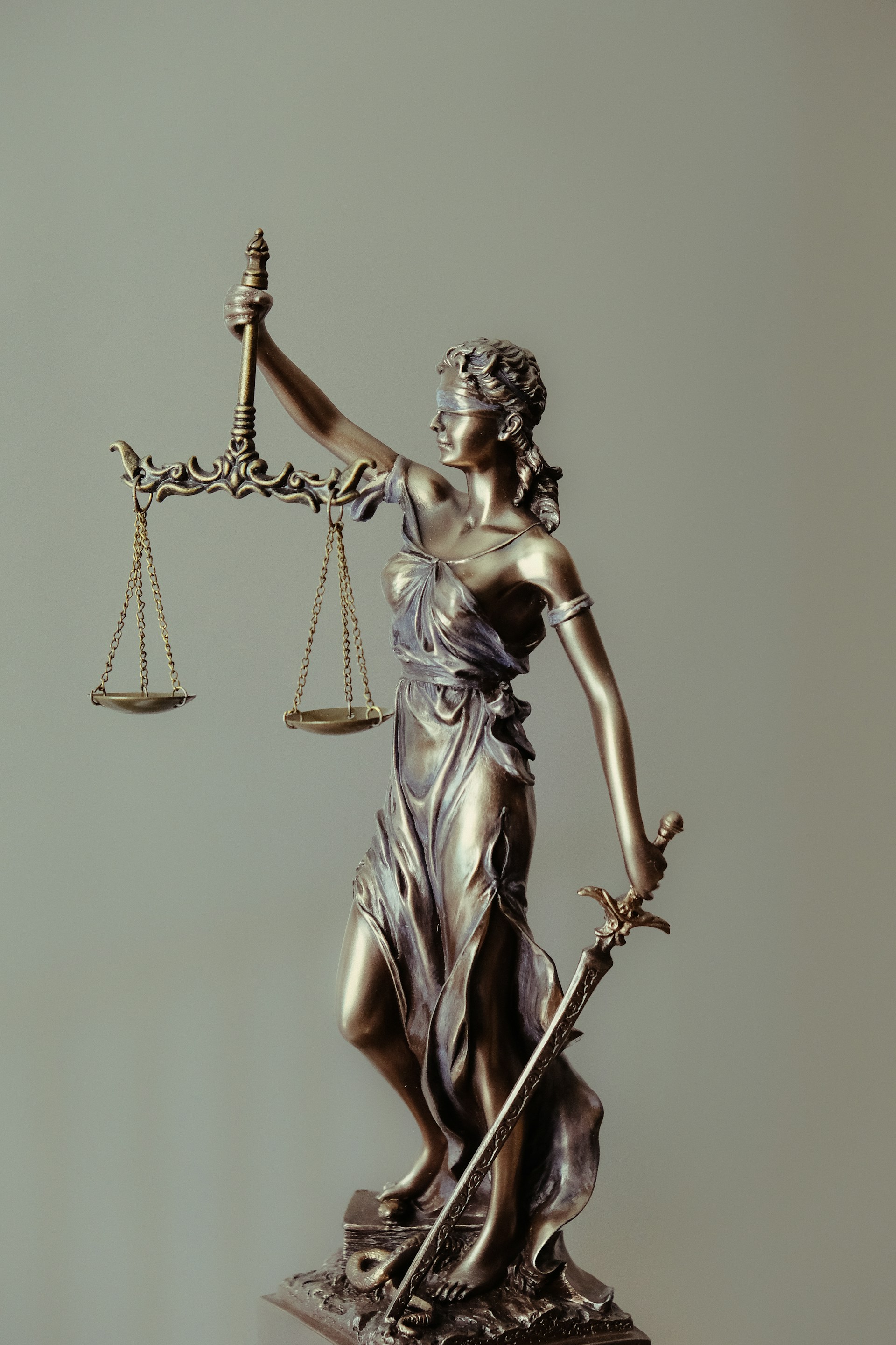 Statue of Lady Justice holding the scales | Source: Unsplash