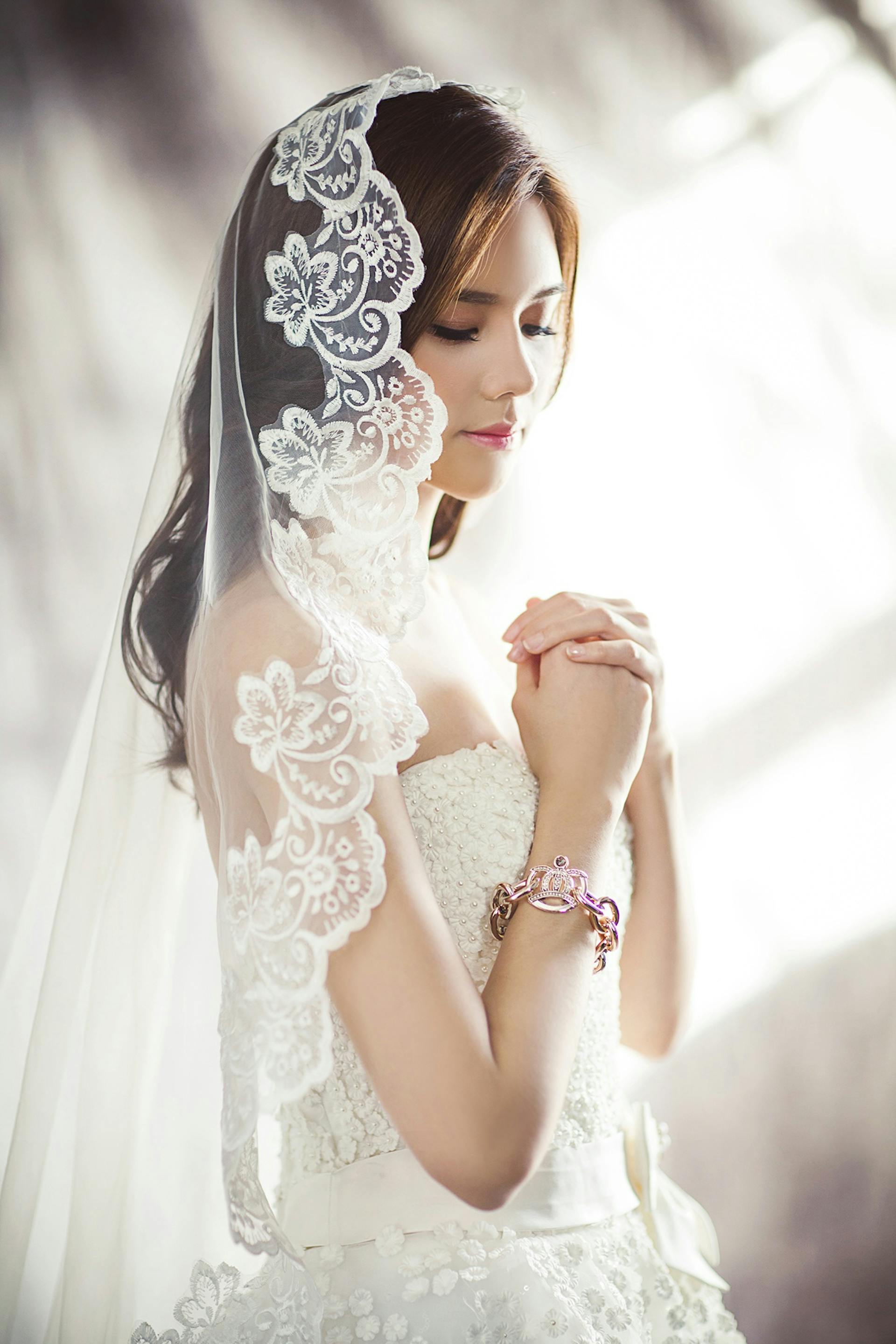 A bride wringing her hands | Source: Pexels