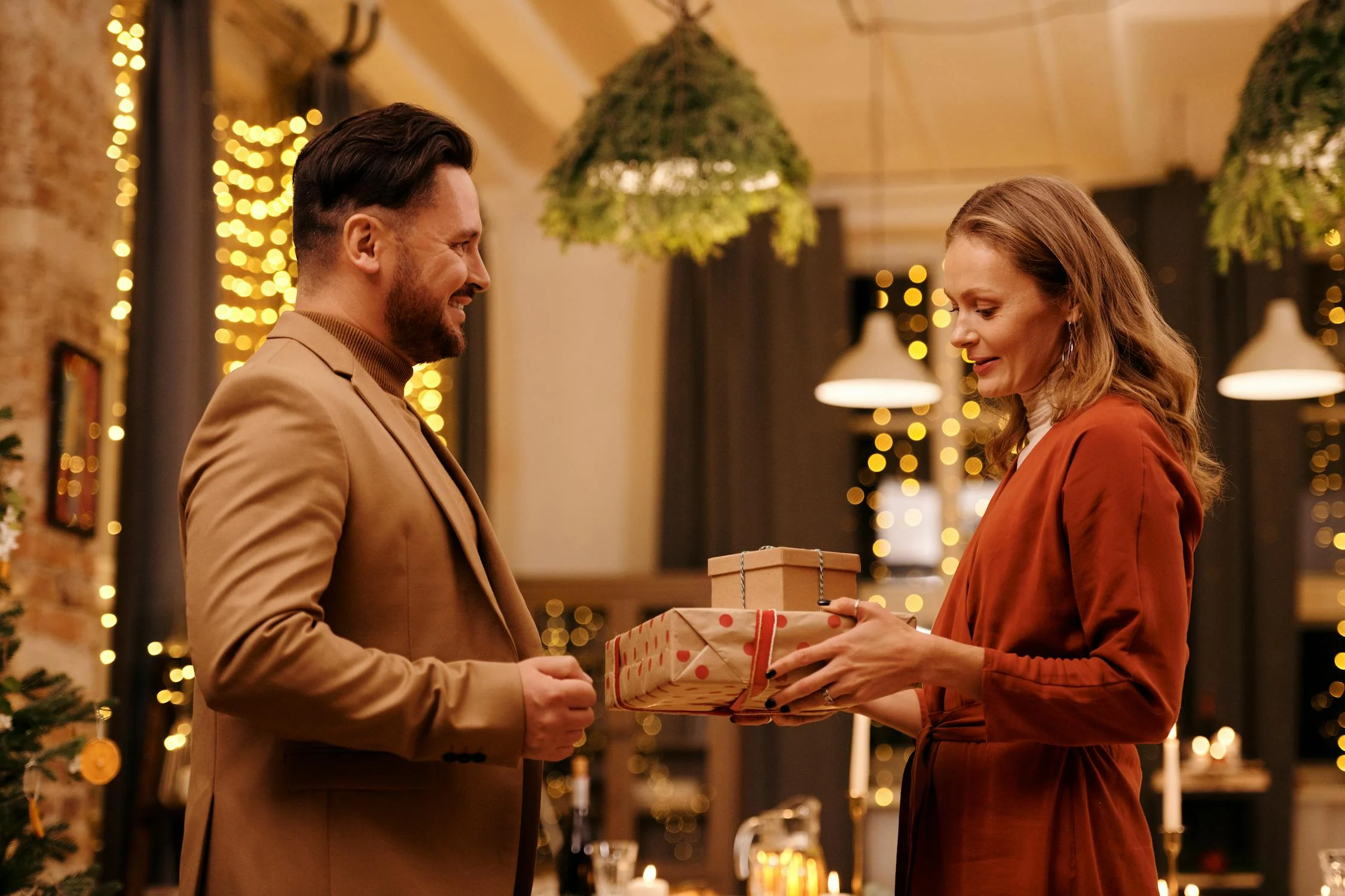 A man receiving a gift box | Source: Pexels