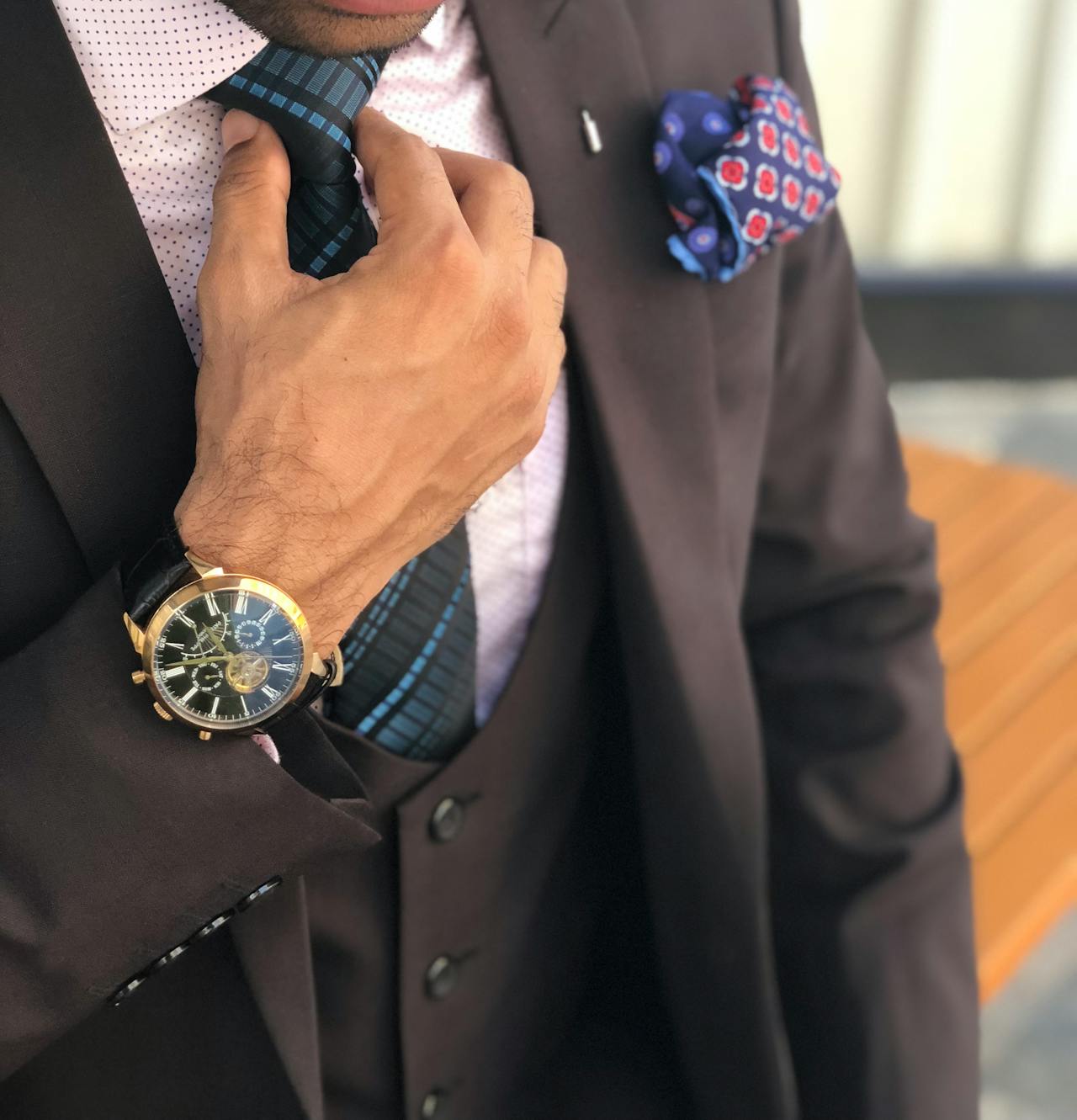 Cropped shot of a wealthy man in an elegant suit | Source: Pexels