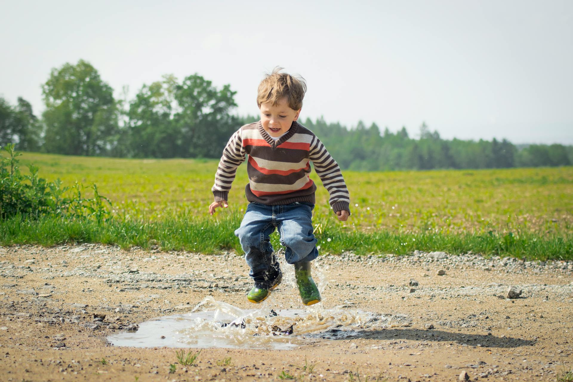 A child playing outdoors | Source: Pexels