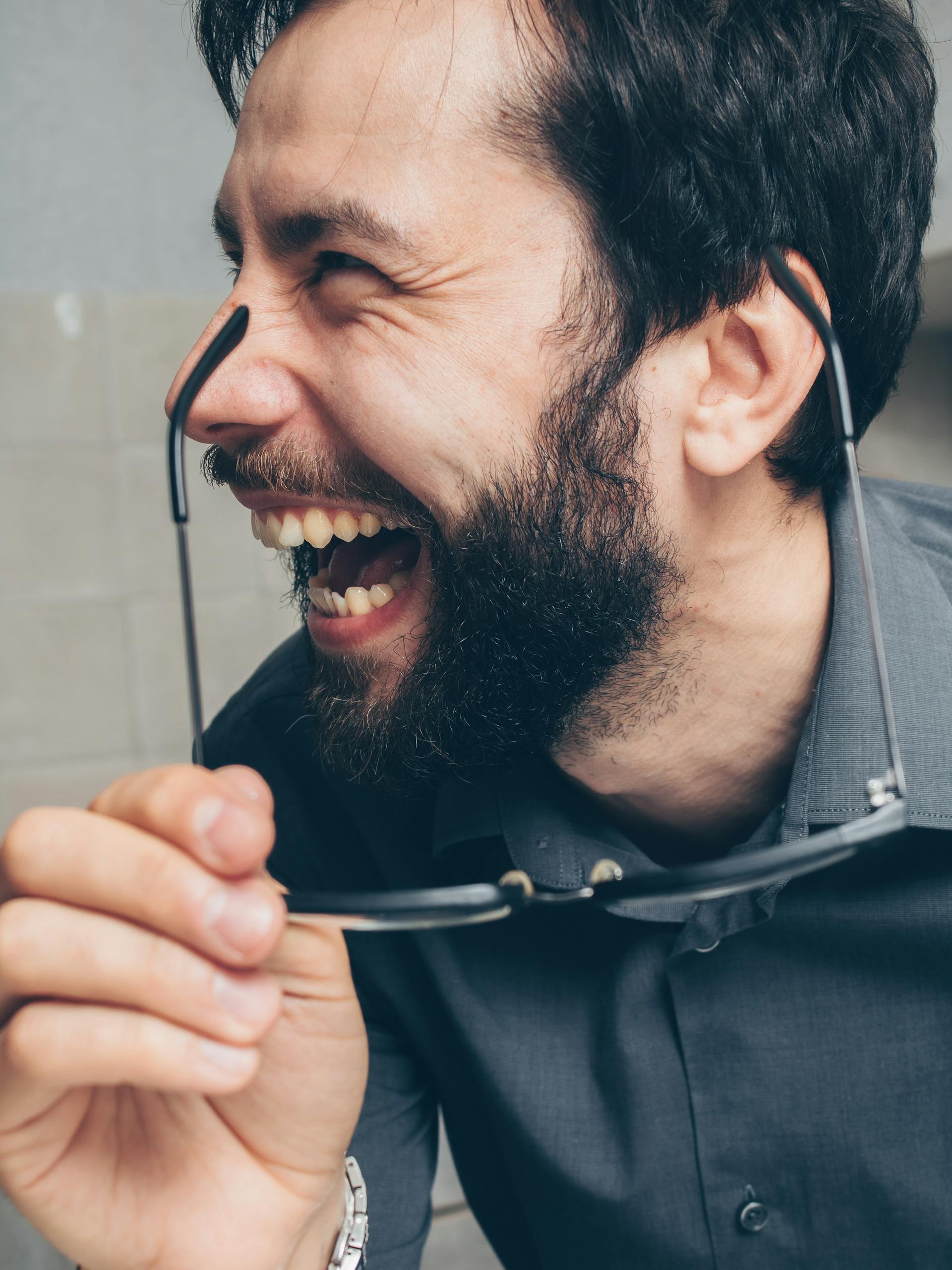 A man laughing | Source: Pexels