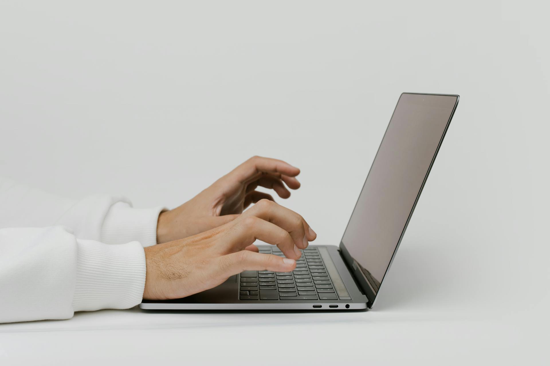 A man's hands on a laptop | Source: Pexels