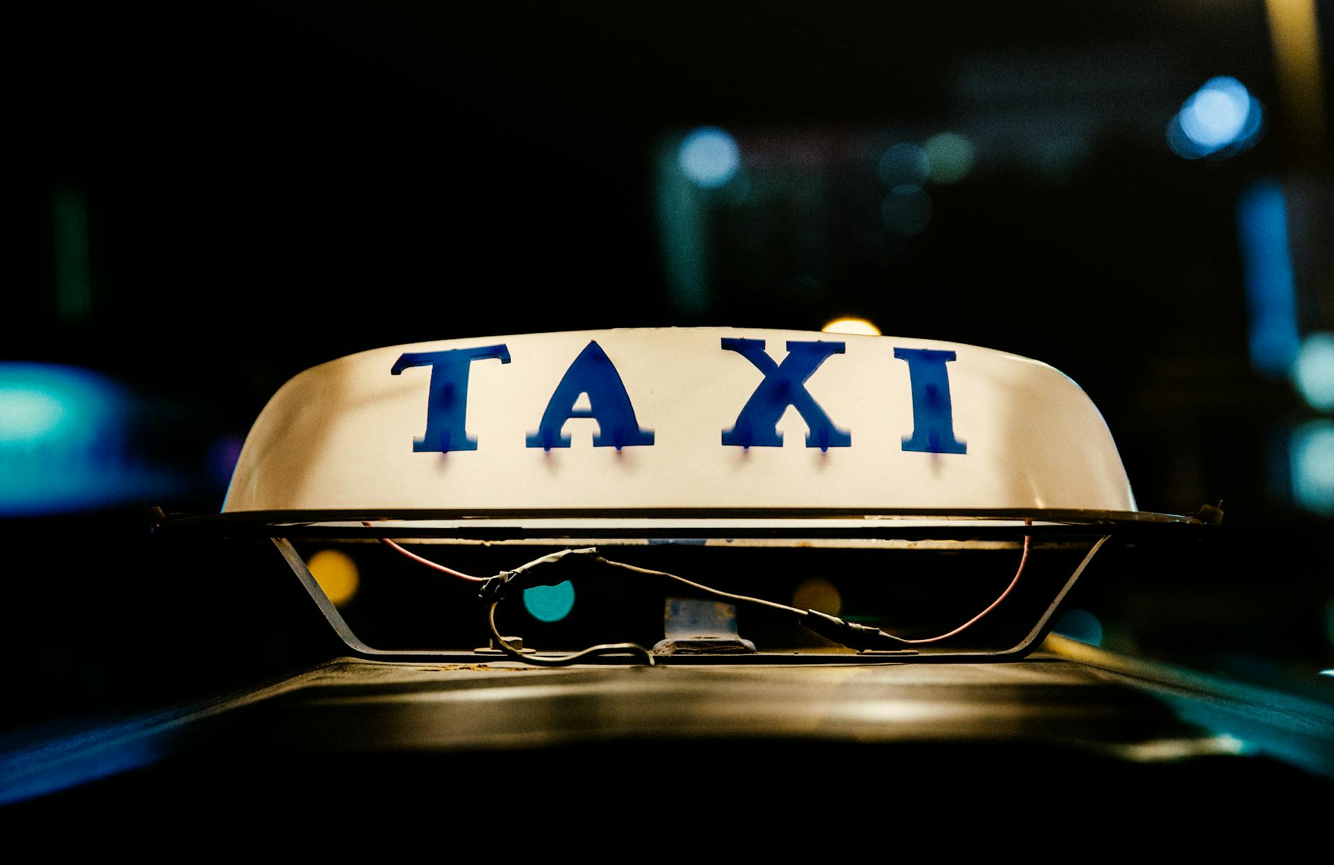 A taxi sign | Source: Pexels