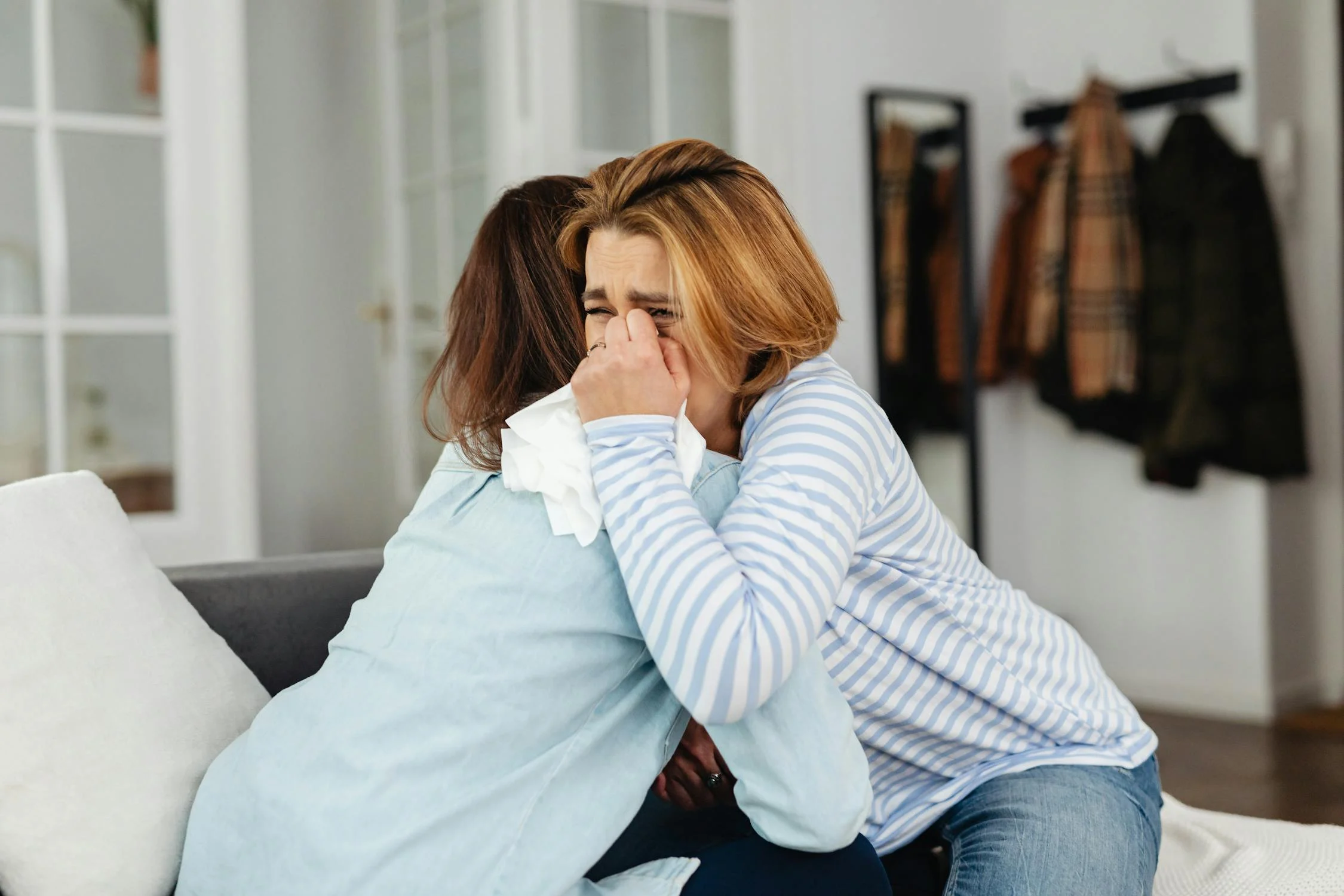 A woman hugging her crying friend | Source: Pexels