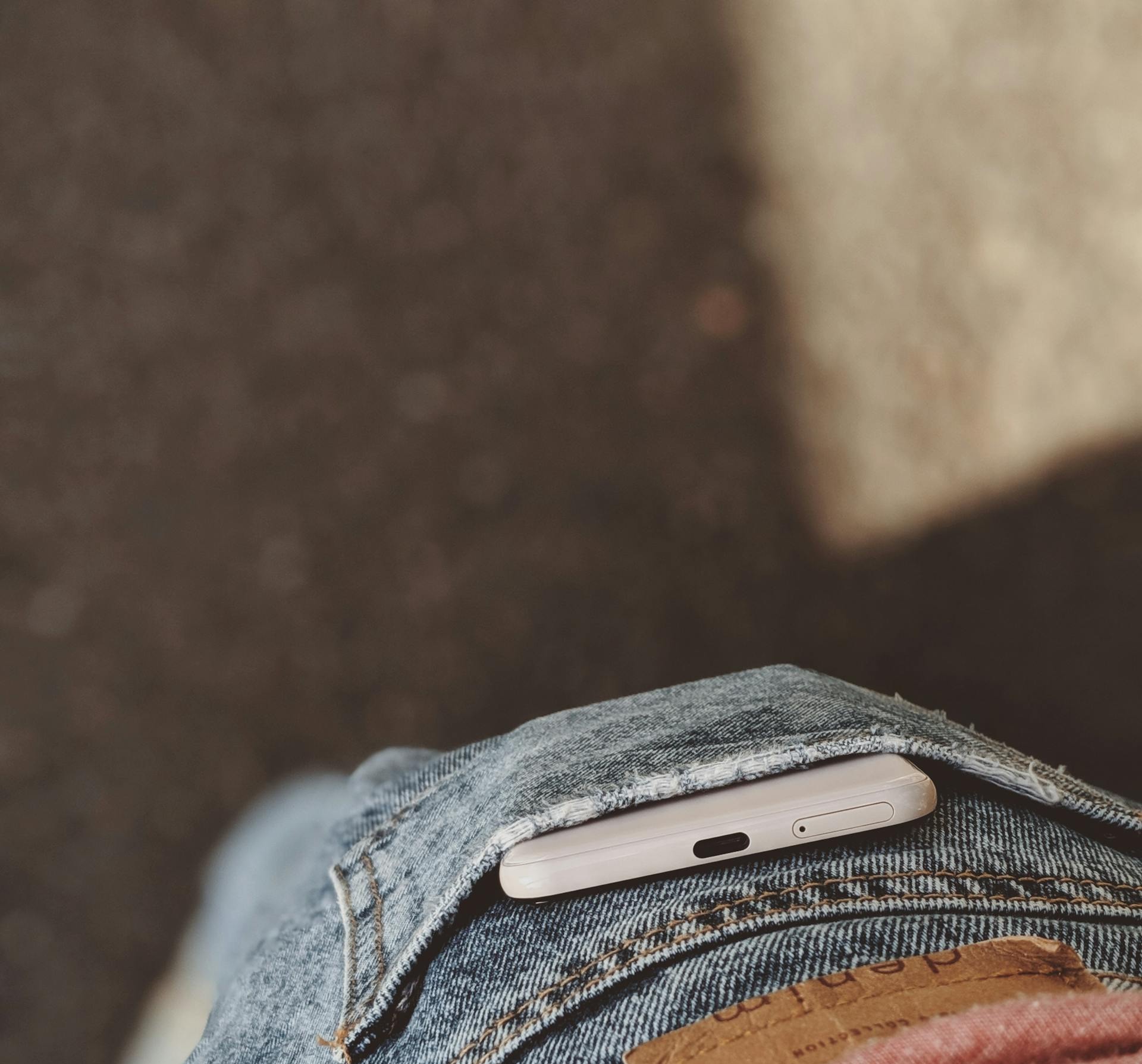 A cell phone in someone's back pocket | Source: Pexels