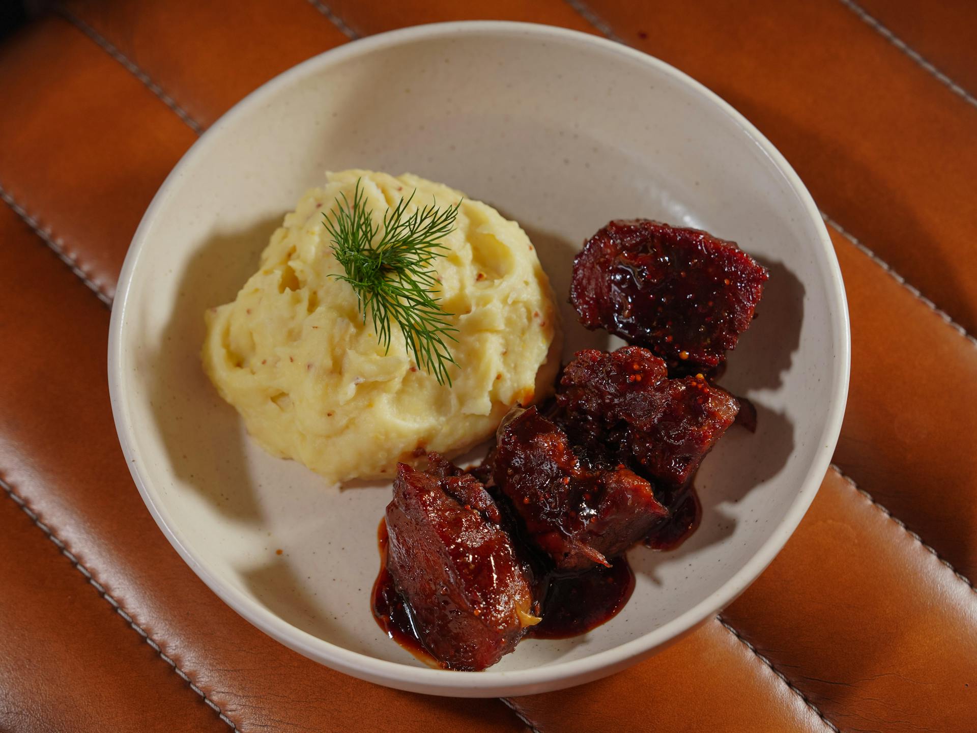 A plate of mashed potatoes and meat | Source: Pexels