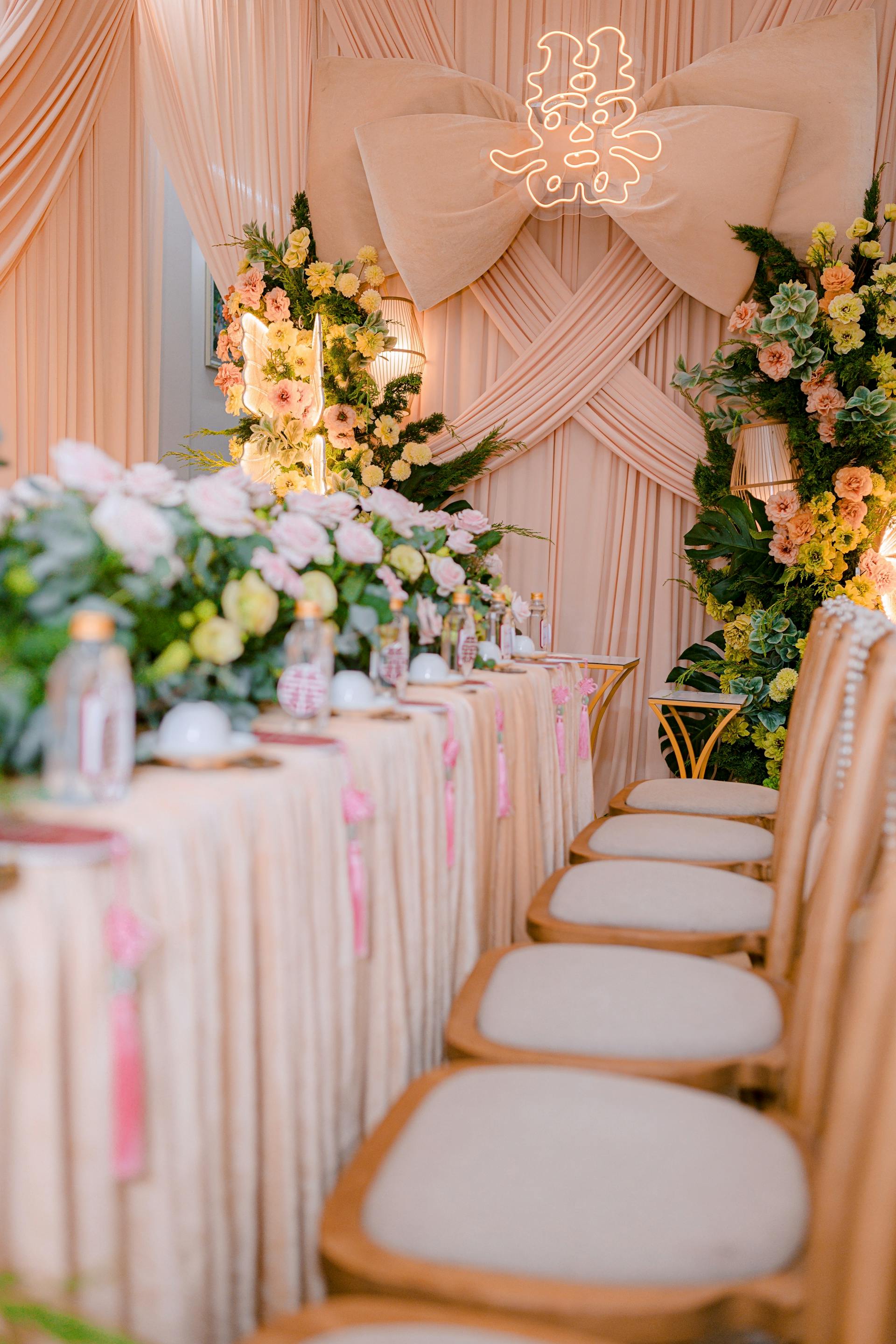 An elegant table setting at a wedding reception | Source: Pexels