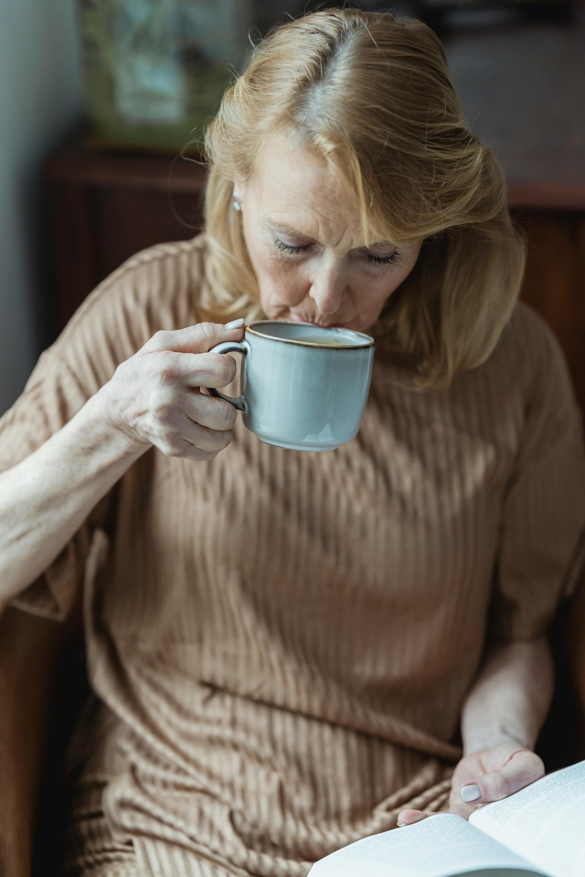 A woman drinking coffee | Source: Pexels