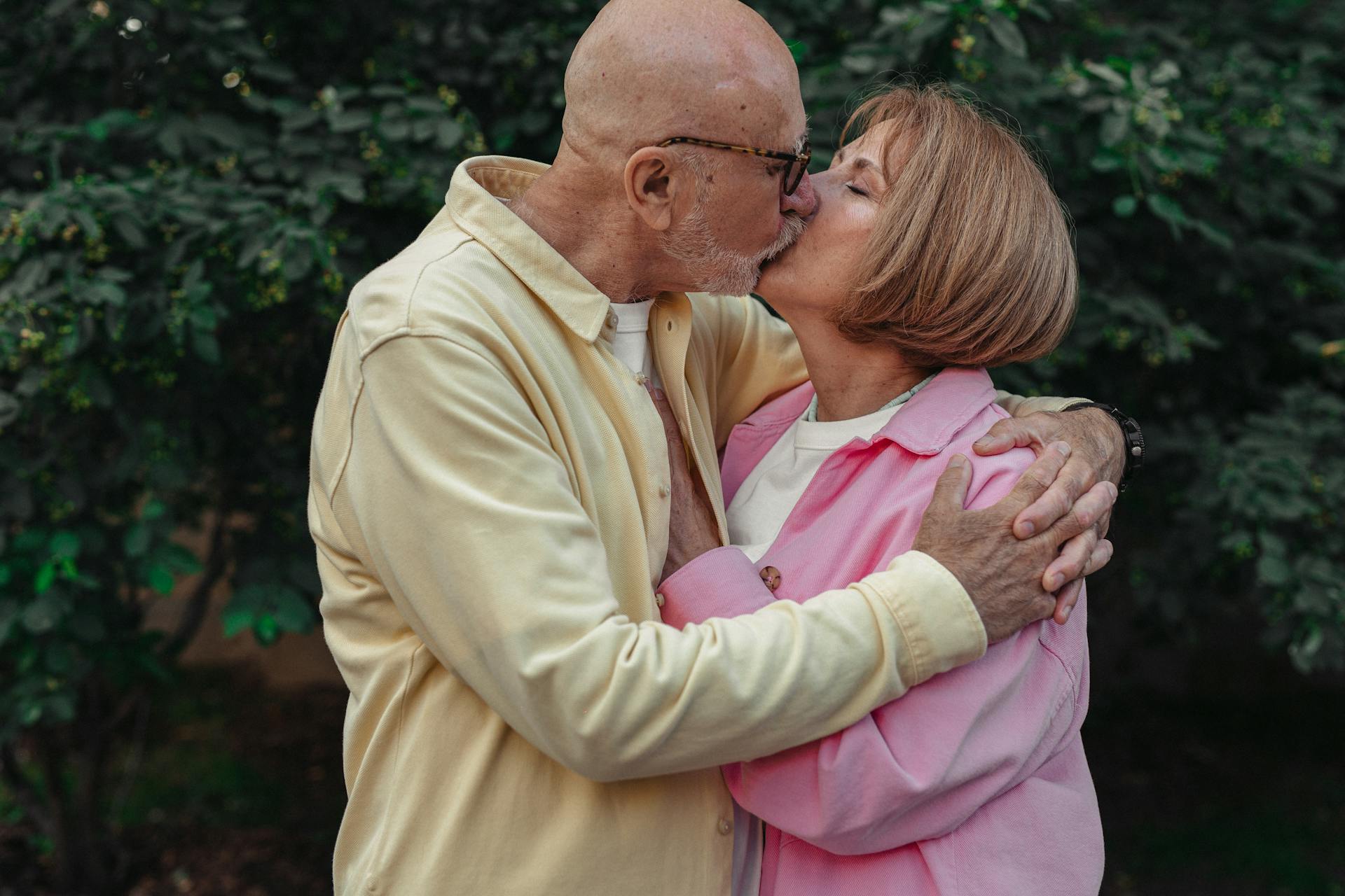 Um casal mais velho se beijando | Fonte: Pexels