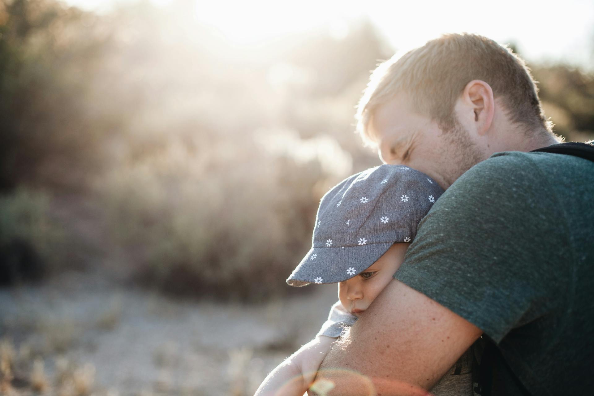 A man cuddling his baby | Source: Pexels