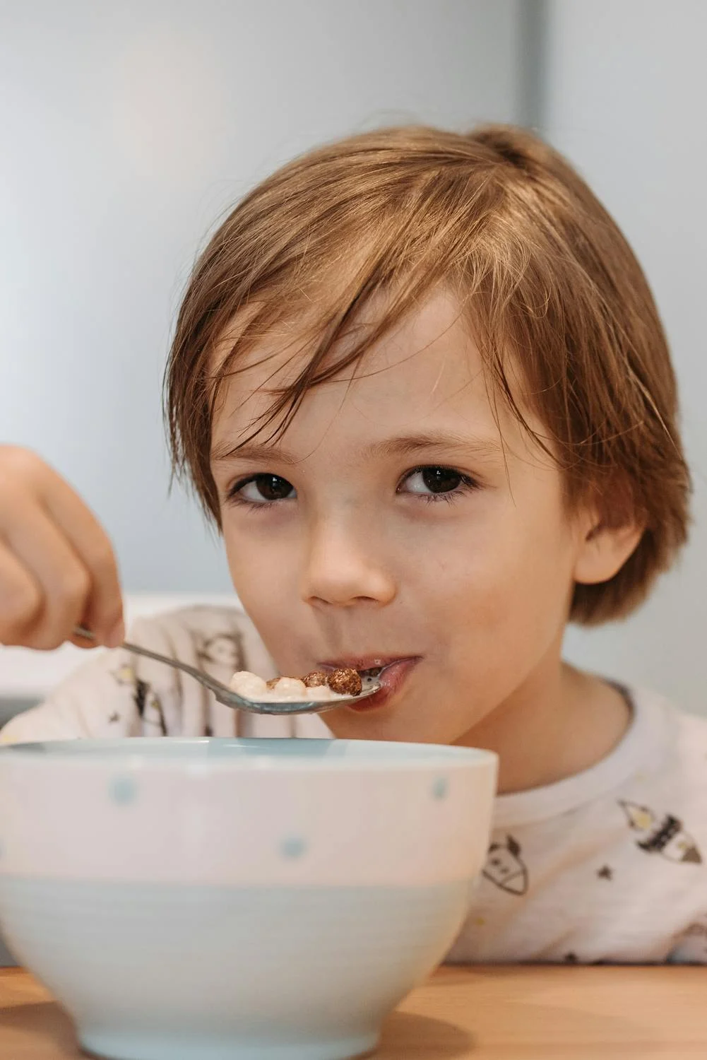 A close-up of a boy eating cereal | Source: Pexels