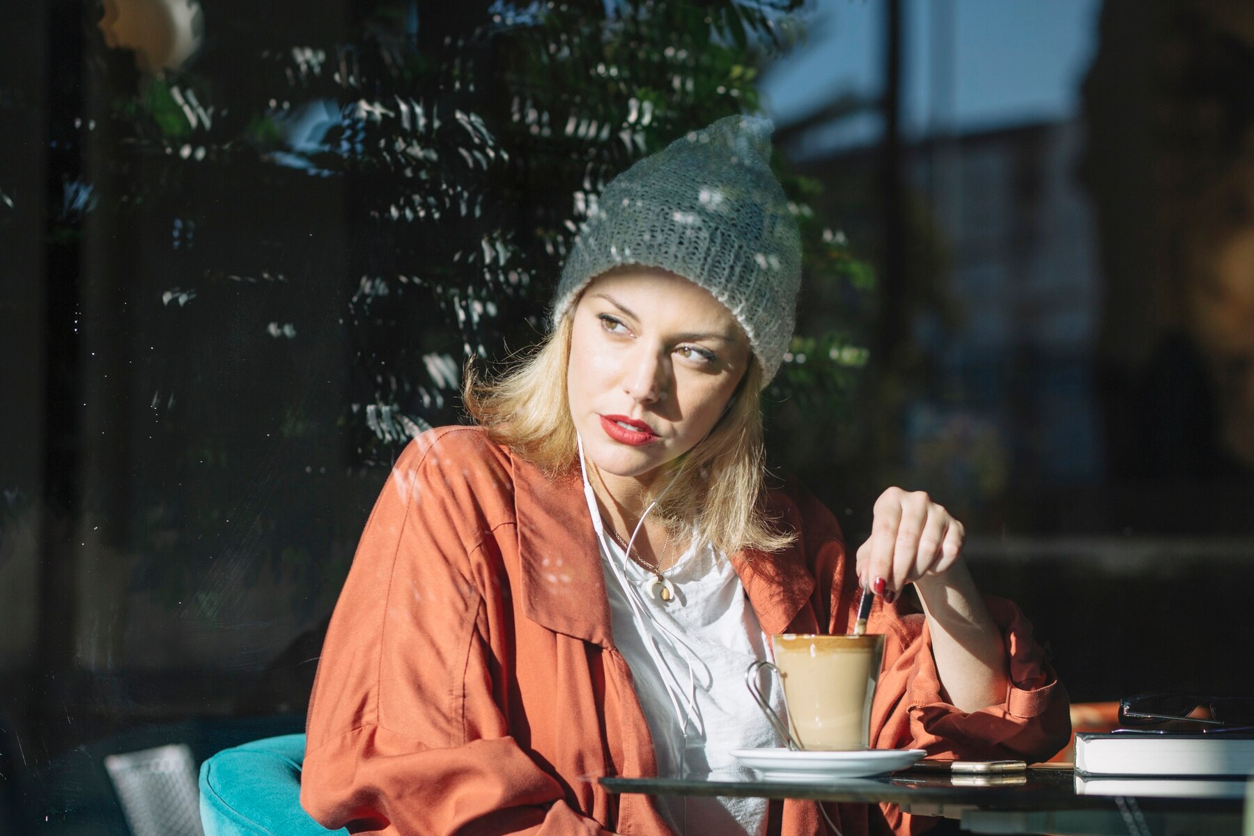 An angry woman in a cafe | Source: Freepik