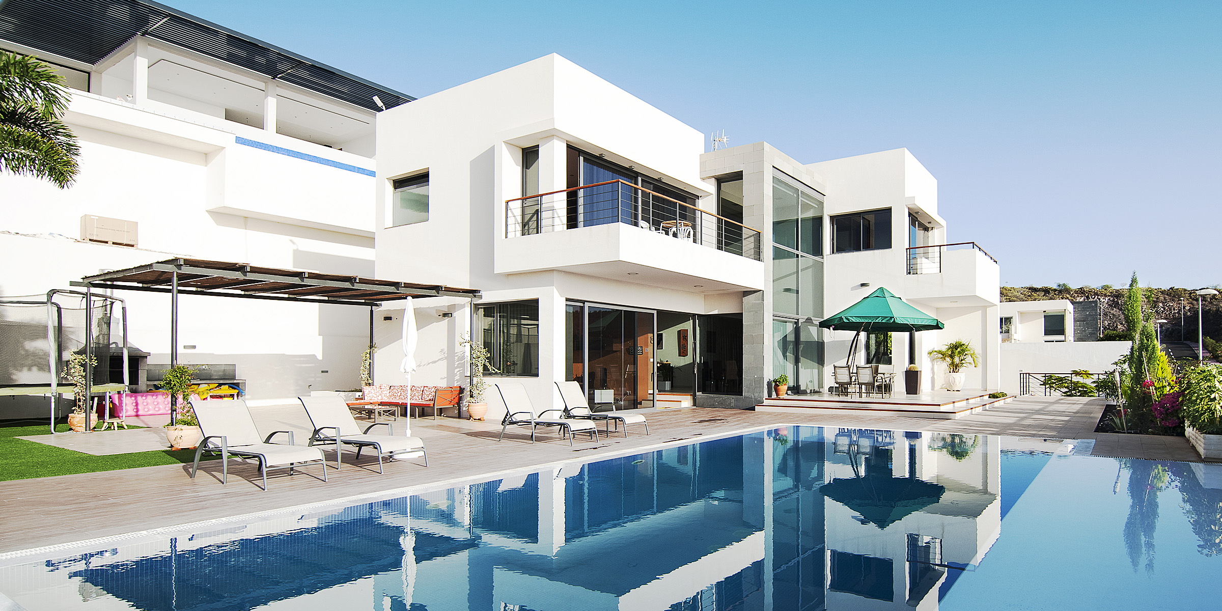A luxurious building with a swimming pool | Source: Shutterstock