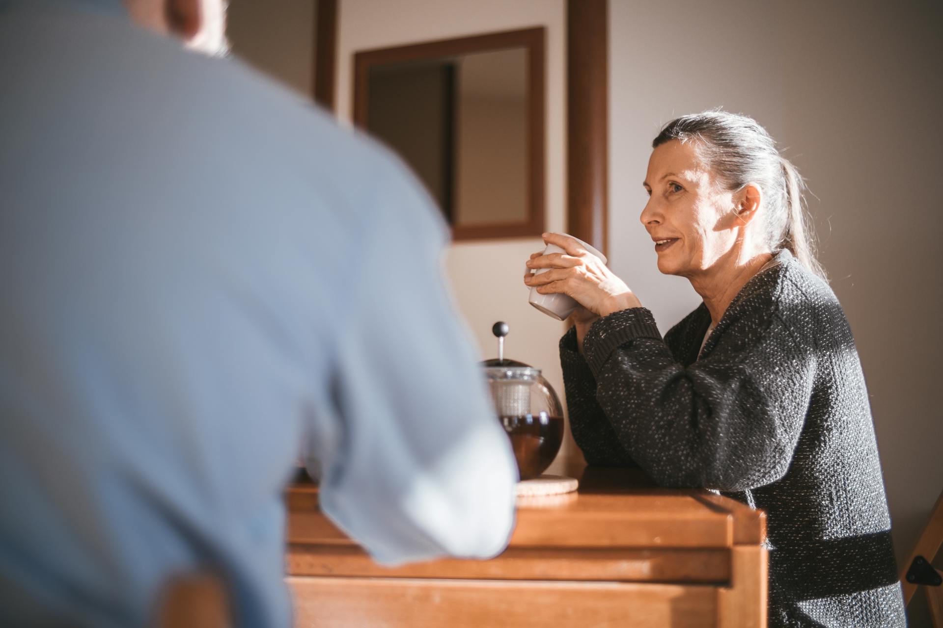 A couple sitting in a room | Source: Pexels