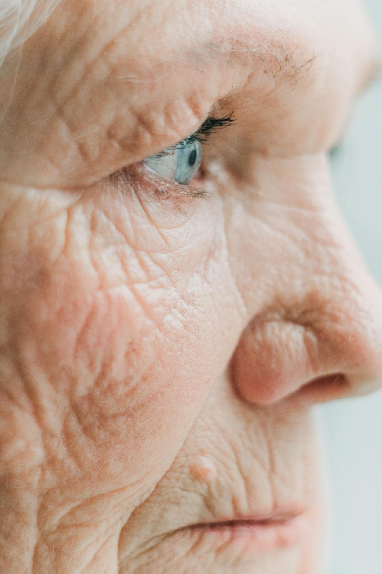 A sad elderly woman | Source: Pexels