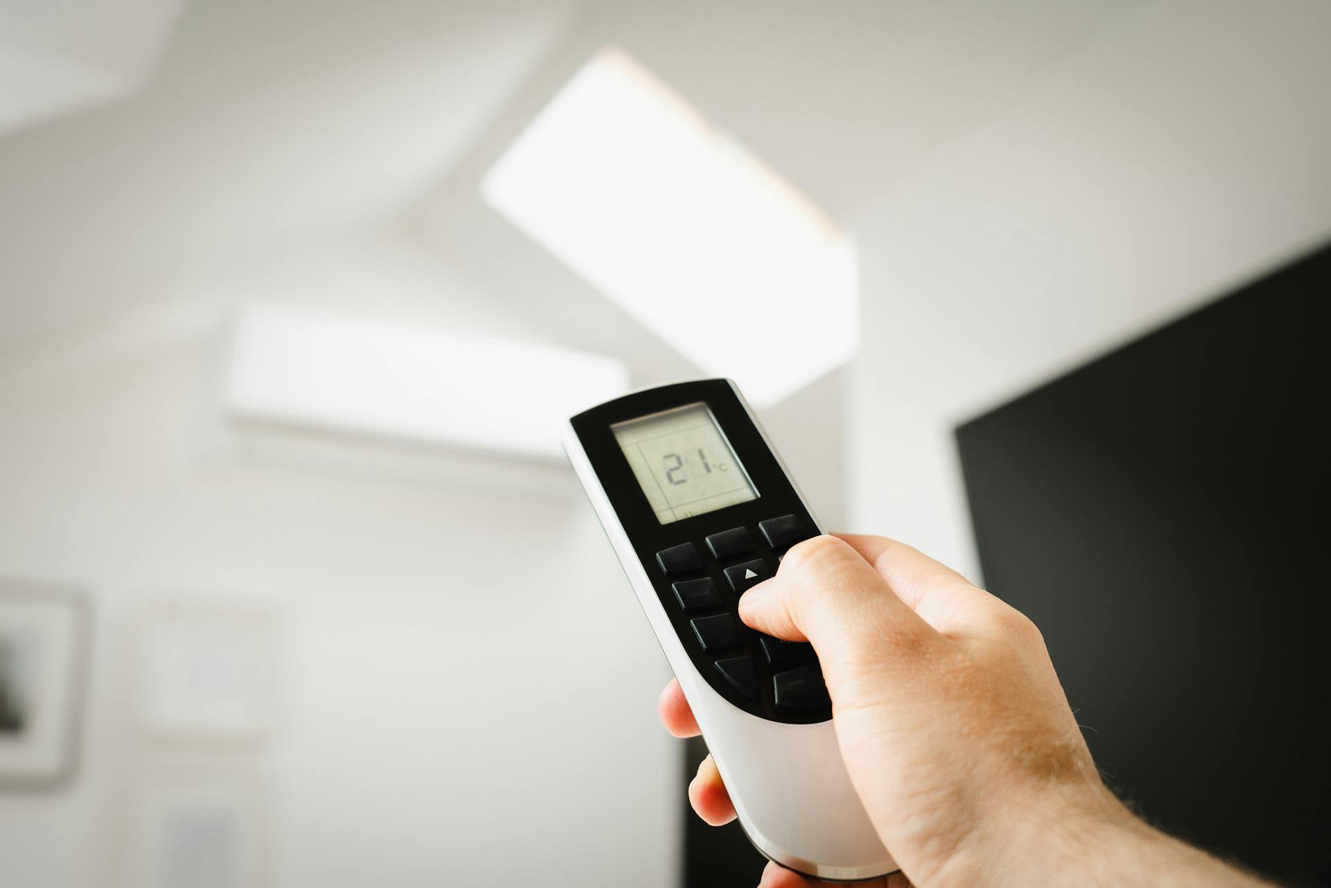 A man holding a remote | Source: Pexels