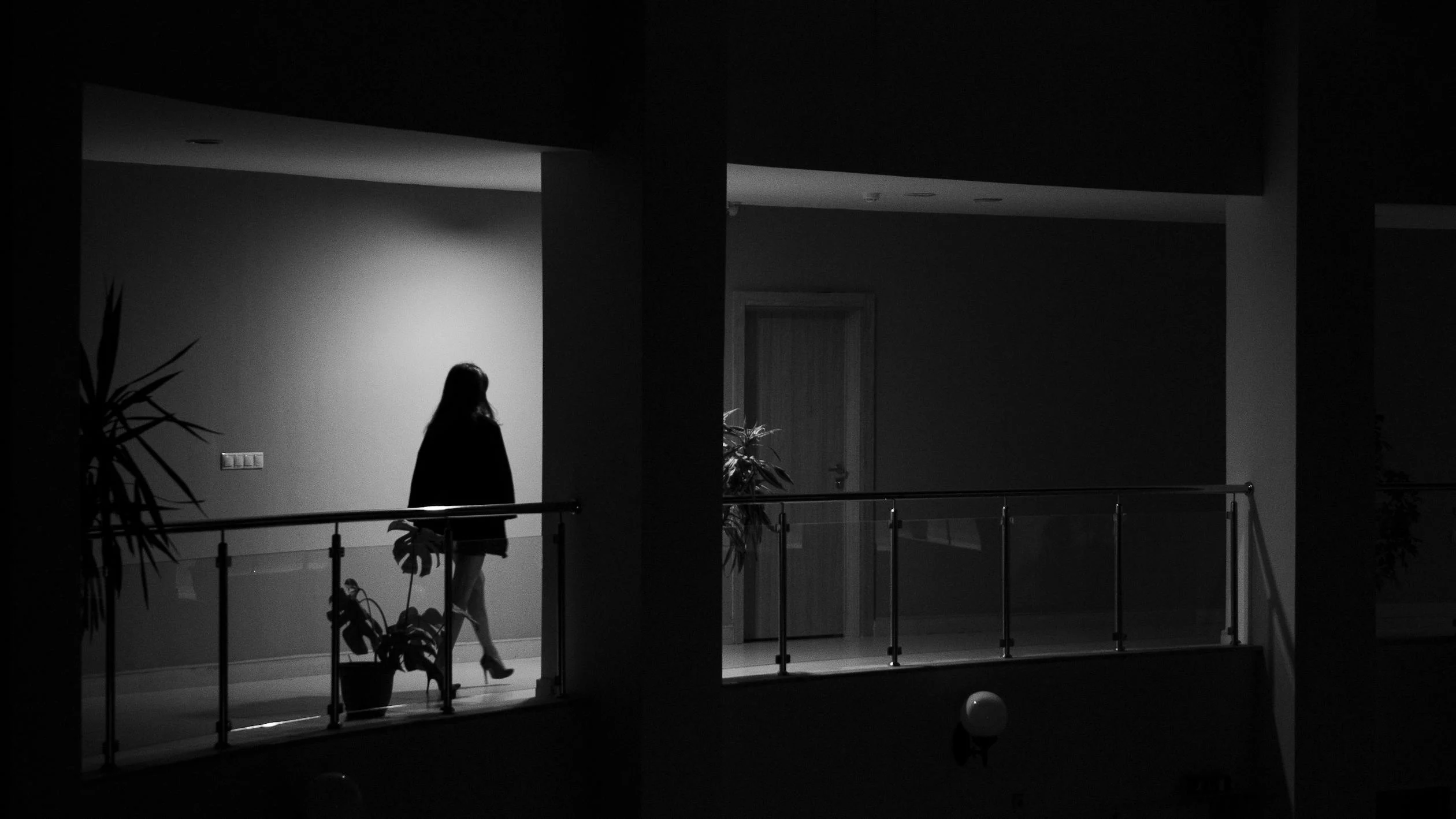 A woman walking home at night | Source: Pexels