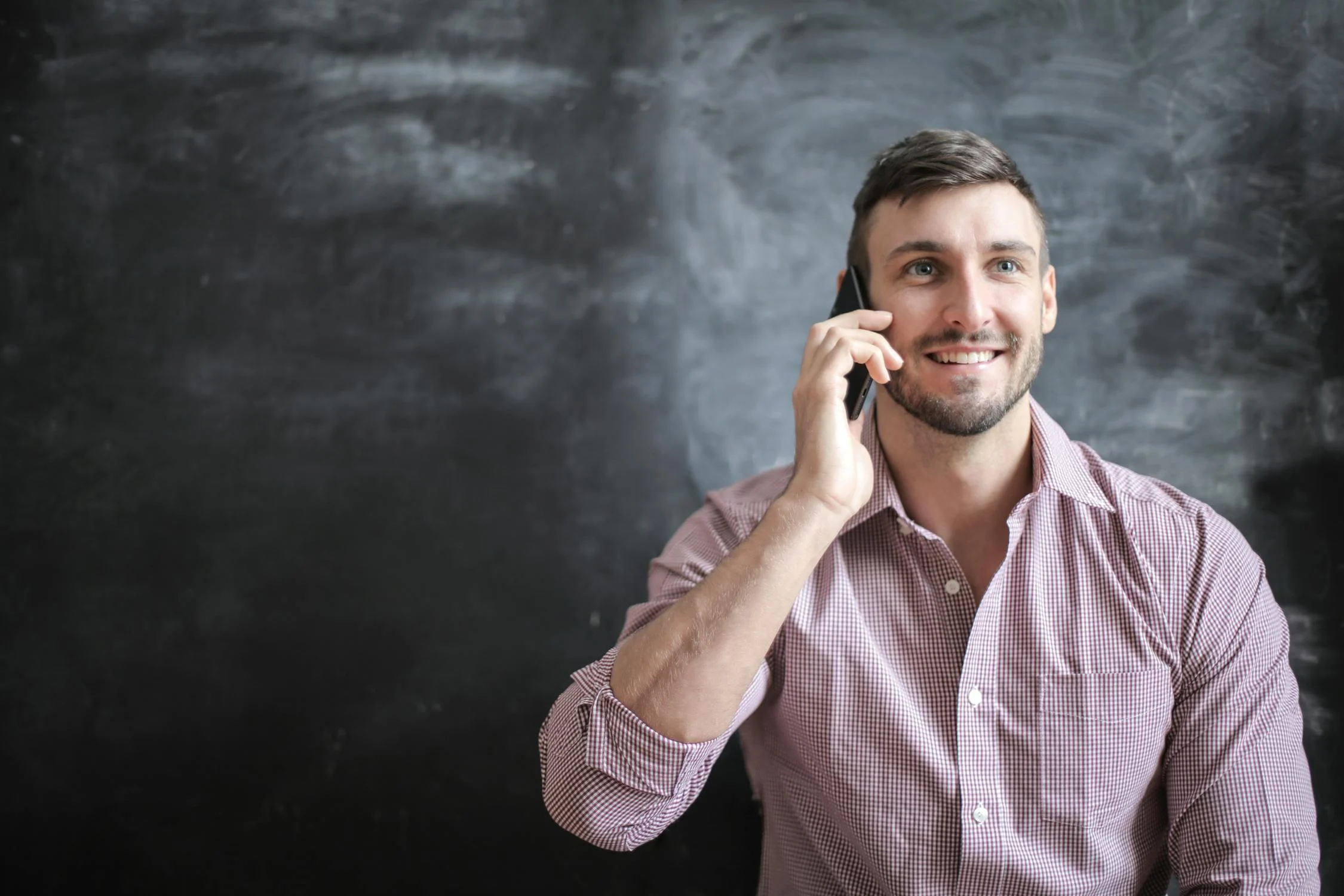 A smiling man talking on his phone | Source: Pexels
