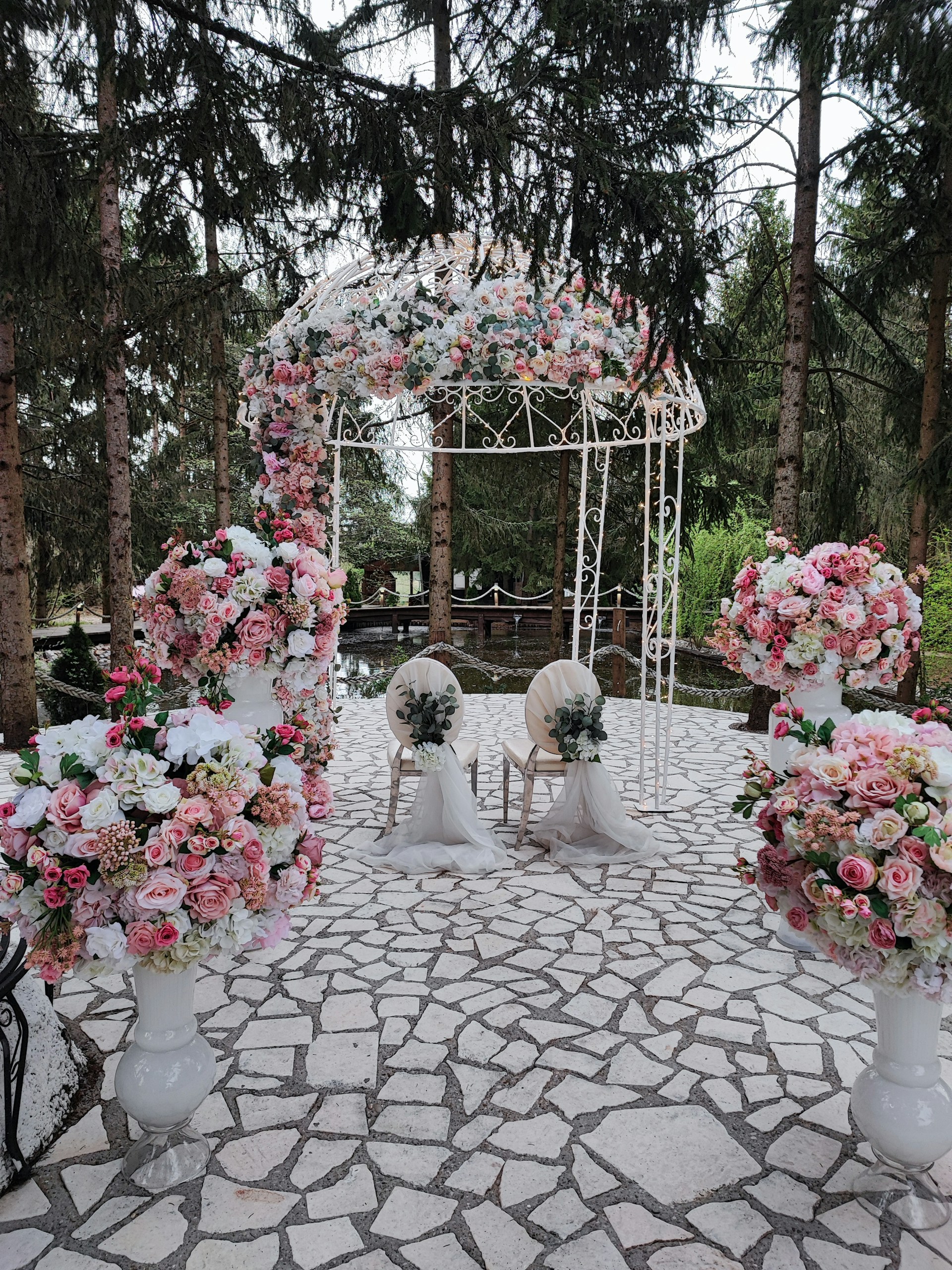 A gorgeous outdoor wedding setting | Source: Unsplash