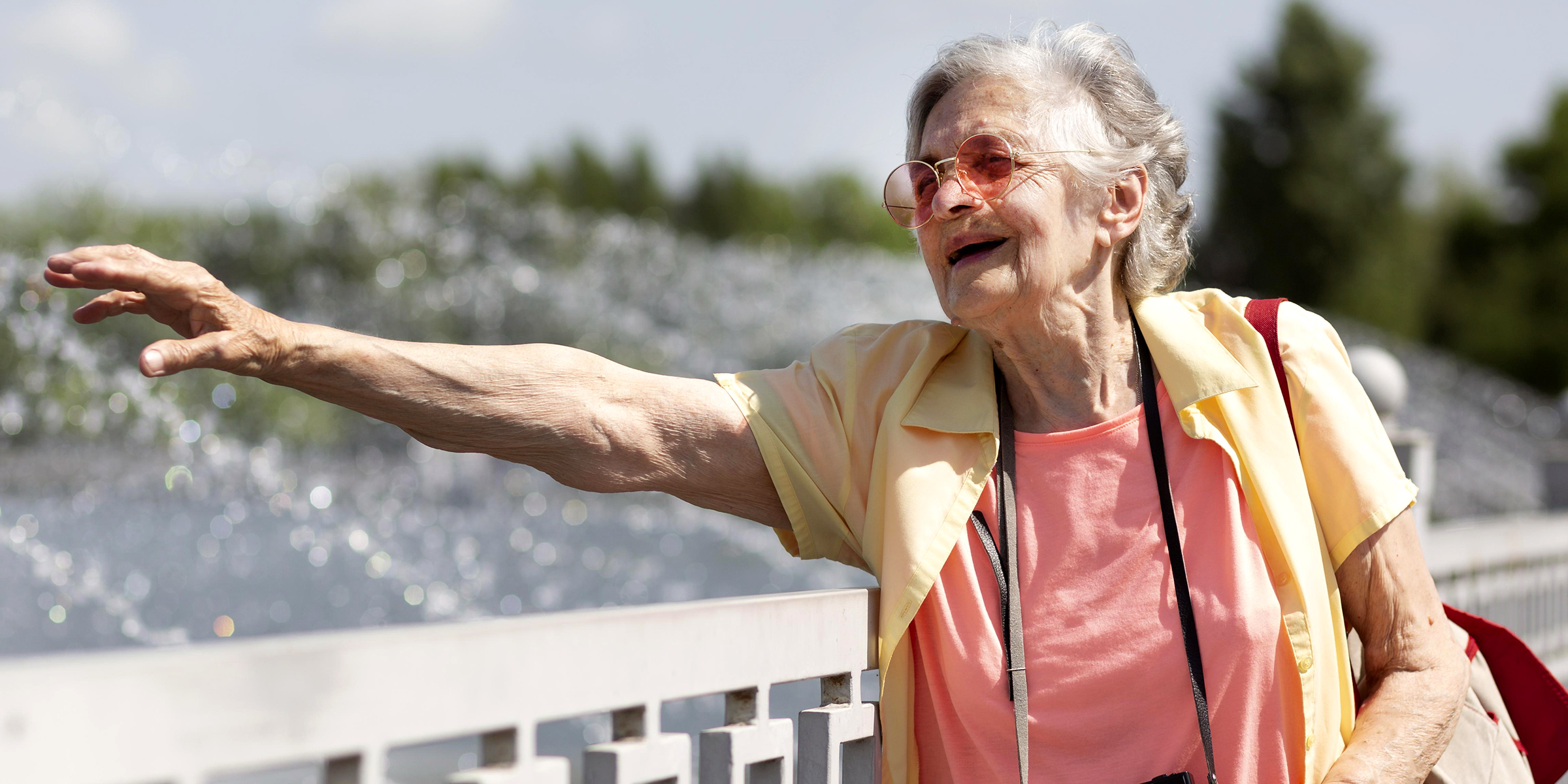 A happy older woman reaching out to someone | Source: Freepik.com/freepik