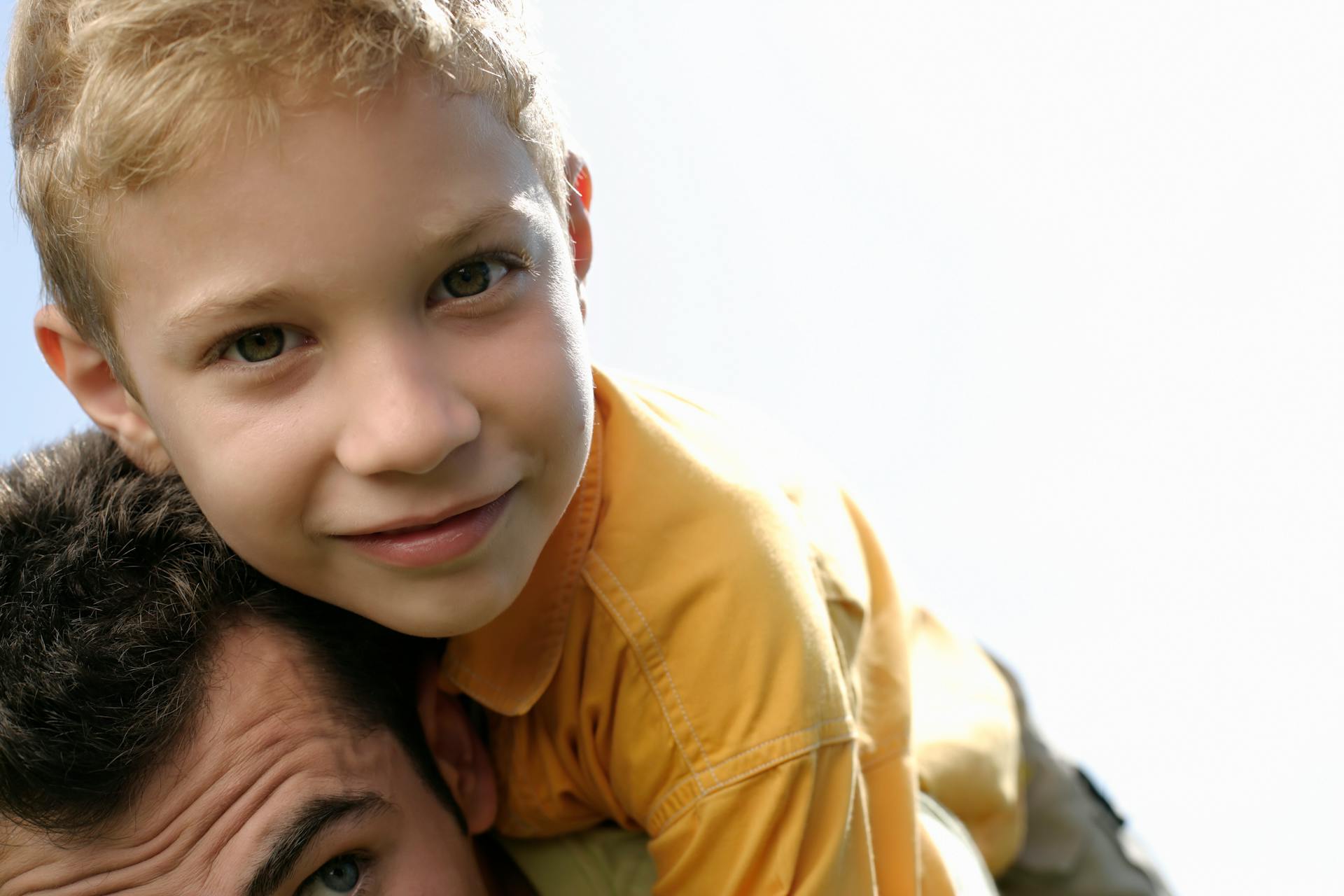 A boy hugging his father | Source: Pexels