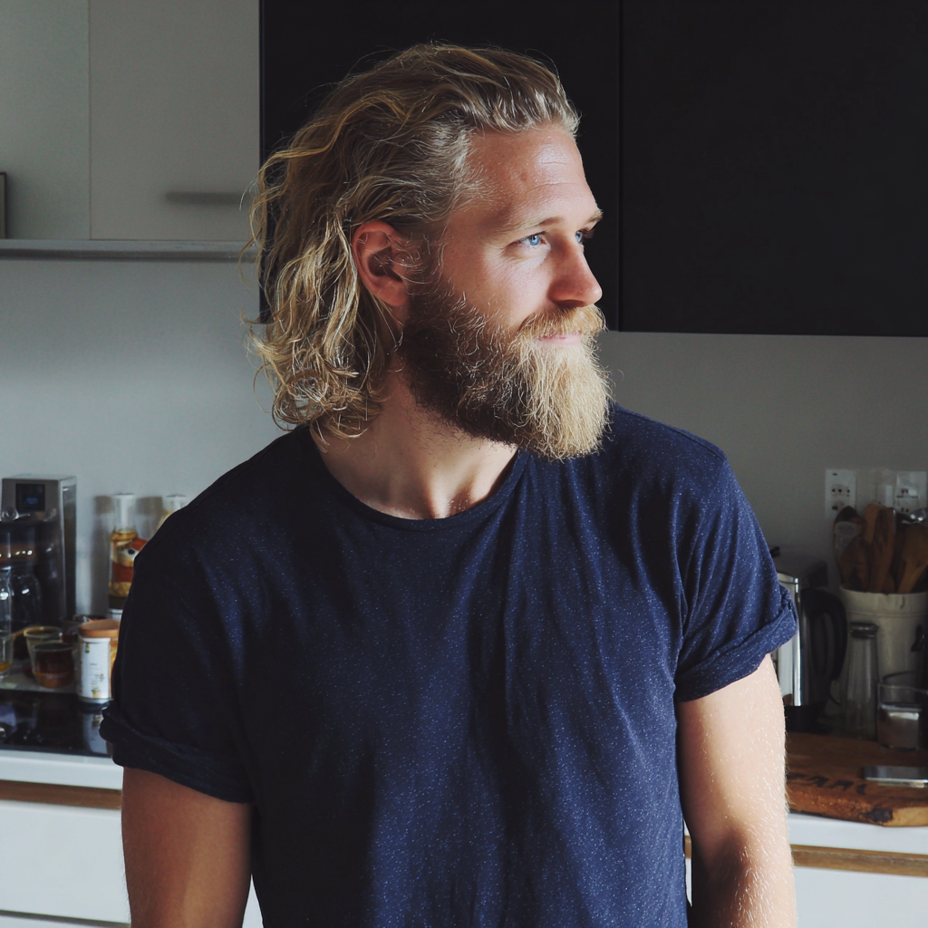 An awkward man standing in a kitchen | Source: Midjourney