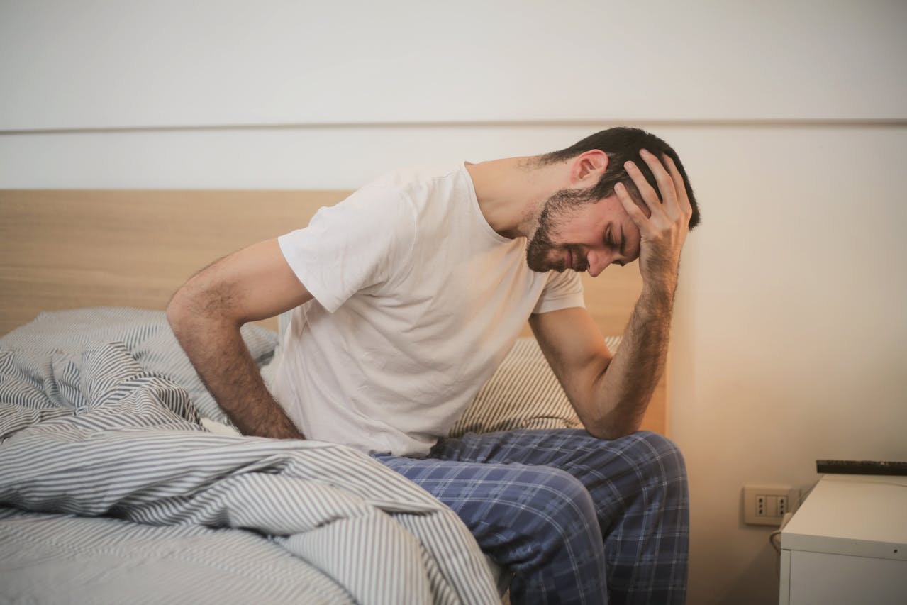 A man holding his head | Source: Pexels