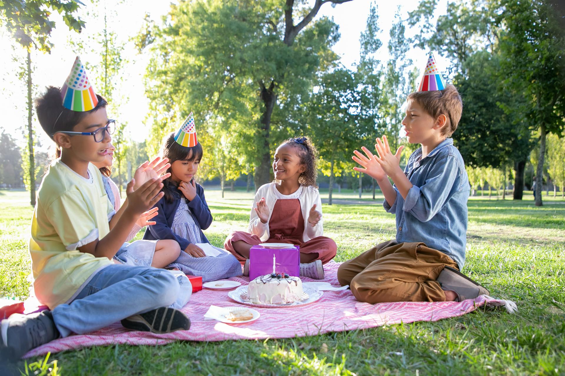 Kids wearing party hats and clapping | Source: Pexels