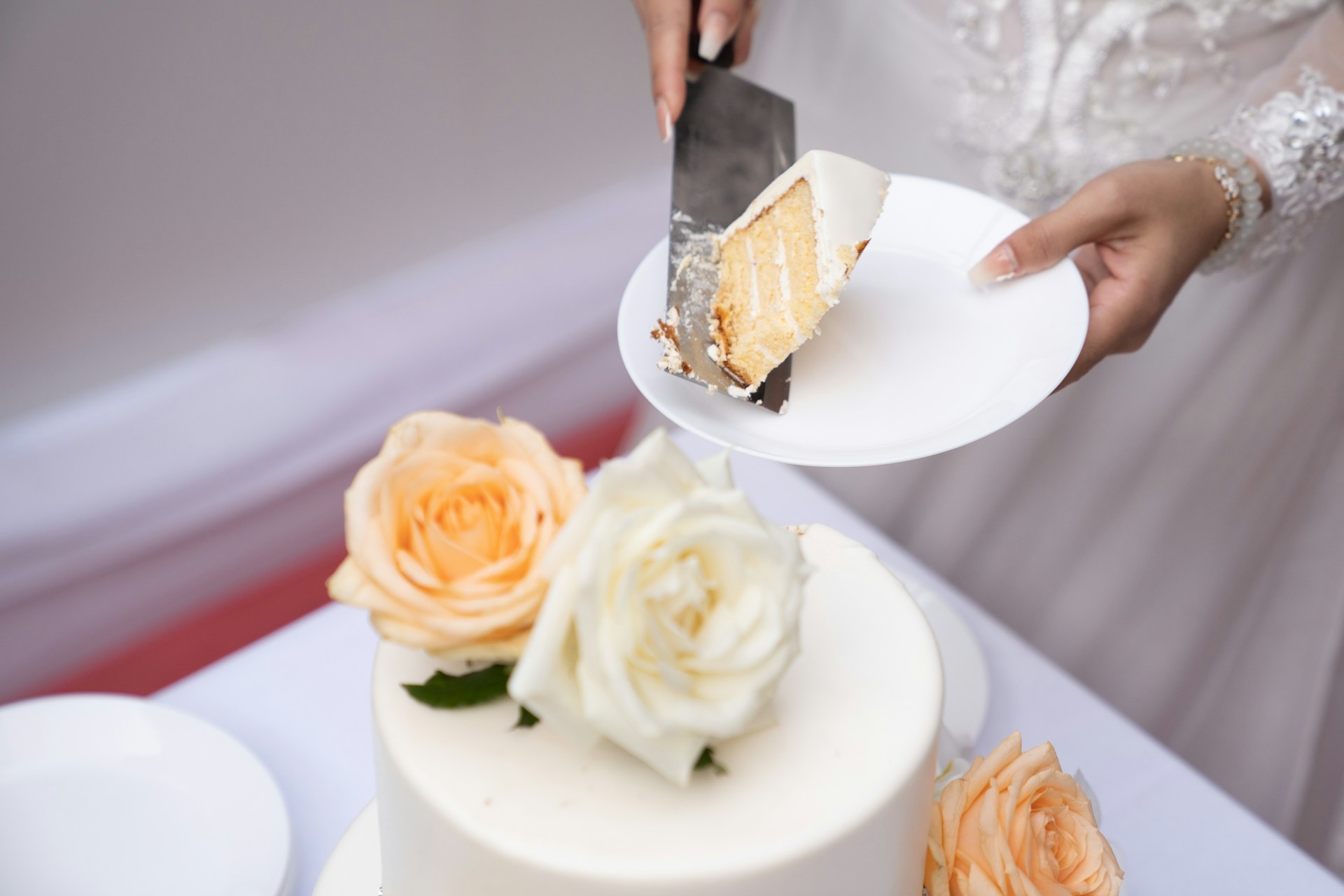 A bride holding a plate of wedding cake | Source: Unsplash