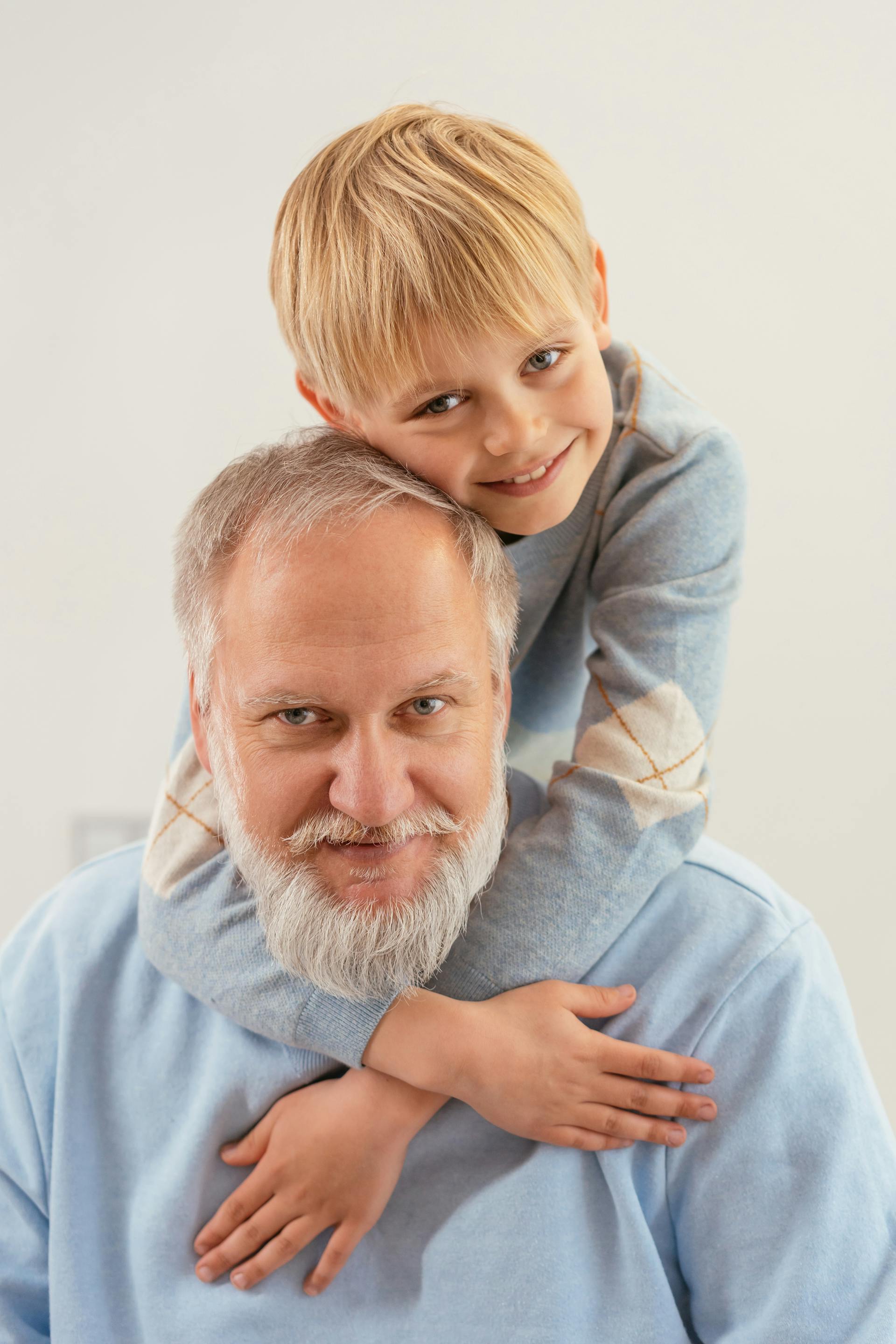 A boy hugging his grandfather | Source: Pexels