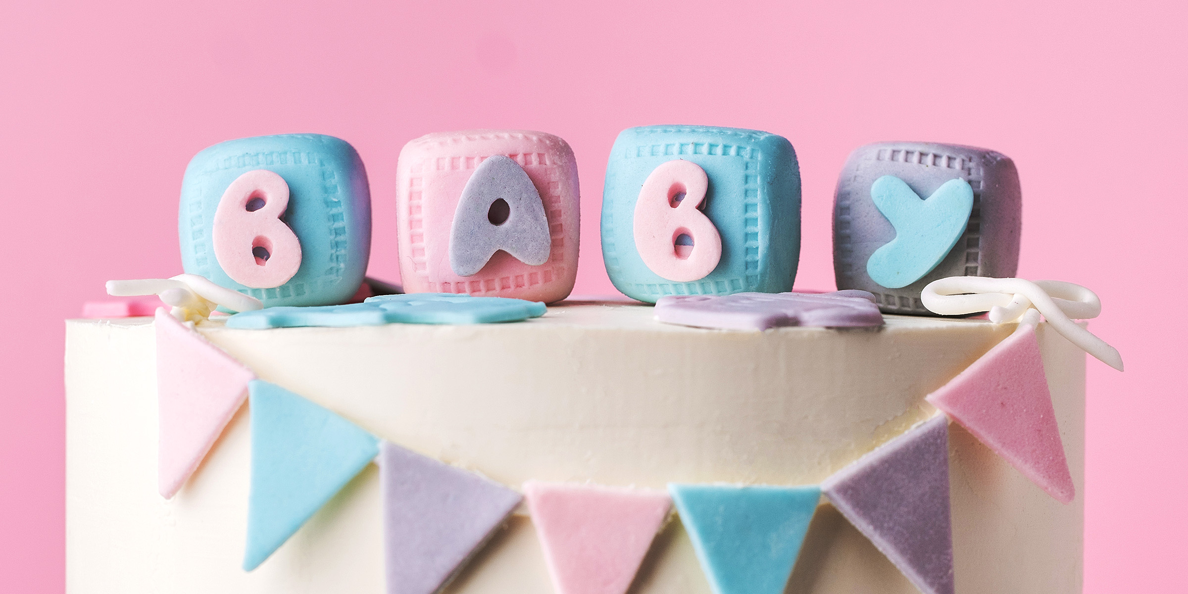 A cake decorated for a baby shower | Source: Shutterstock